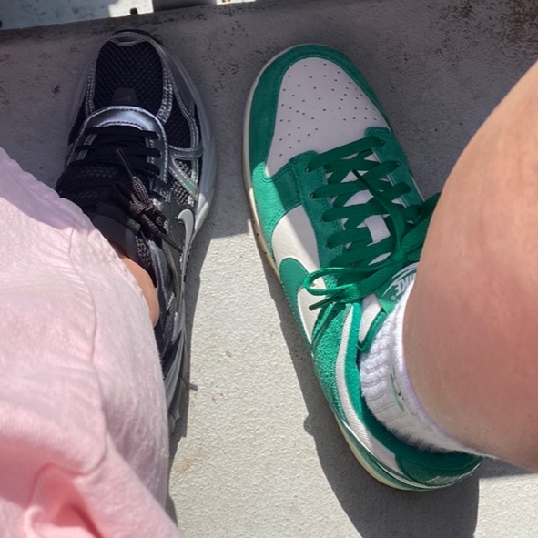 Nike Dunk Low SE Phantom Malachite, (W) Nike V2K Run Black Dark Smoke Grey 착용 스타일
