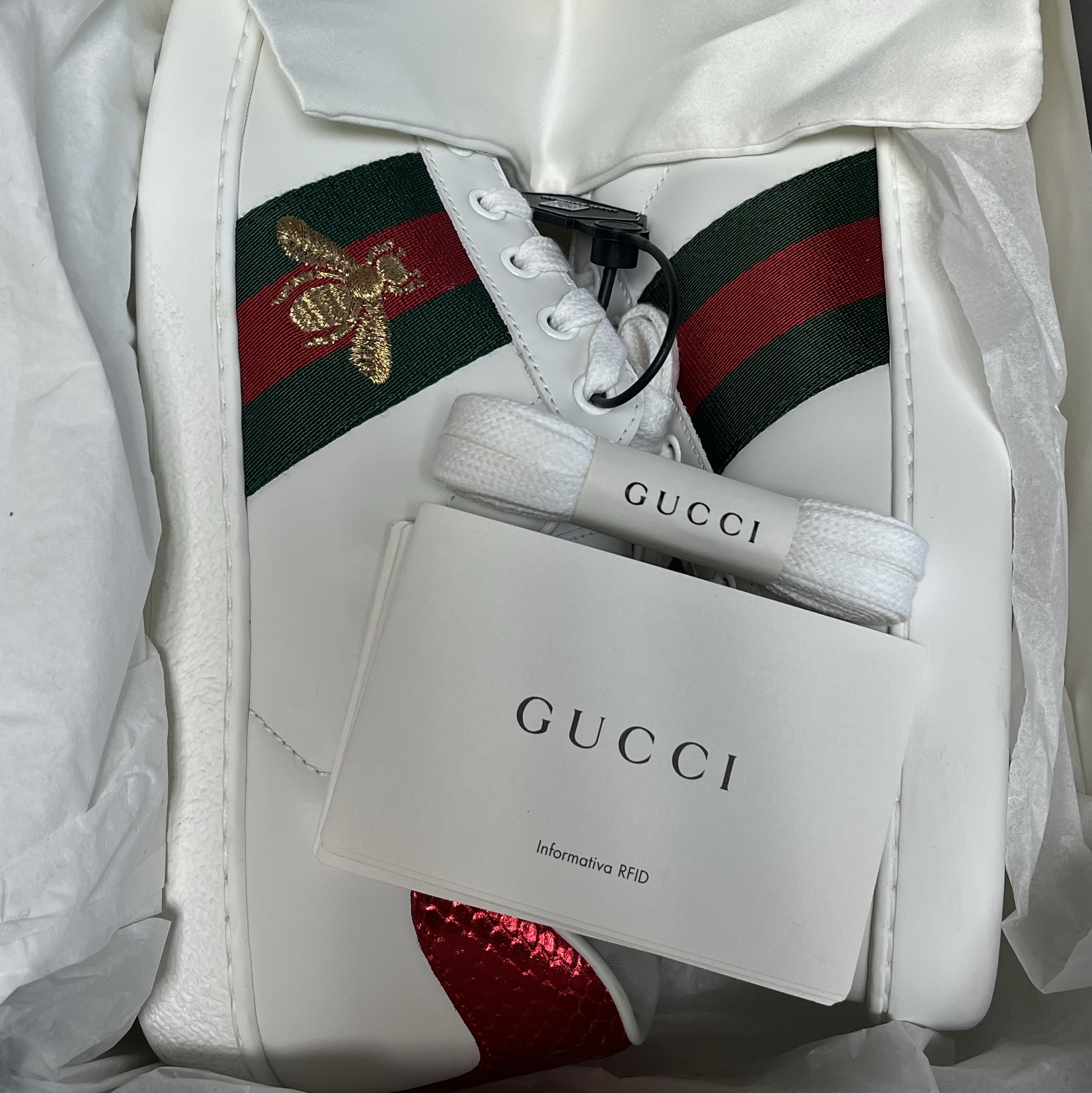 Gucci Ace Embroidered Bee 착용 스타일 - 2