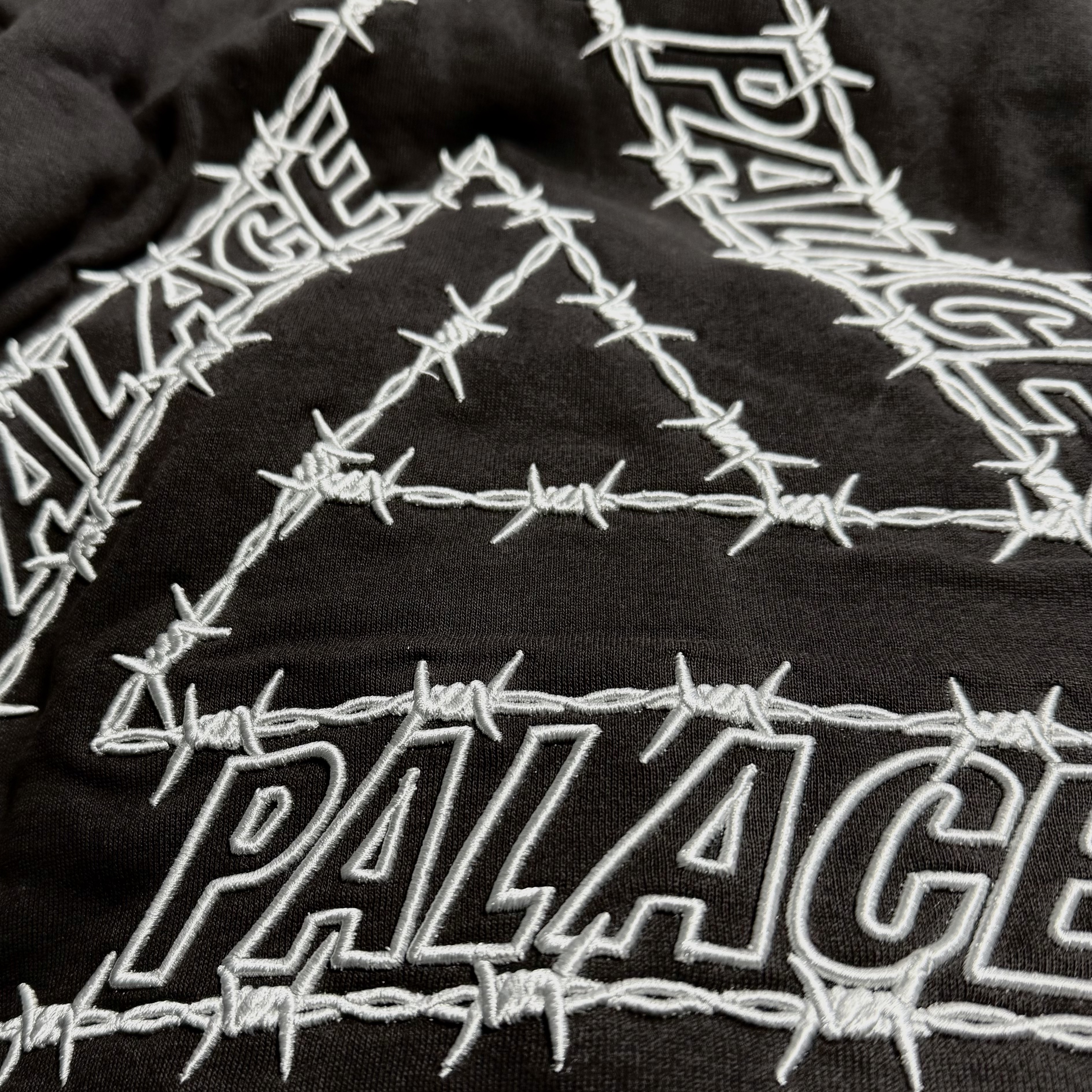 Palace Barbed Tri-Ferg Hood Black - 25SS 착용 스타일