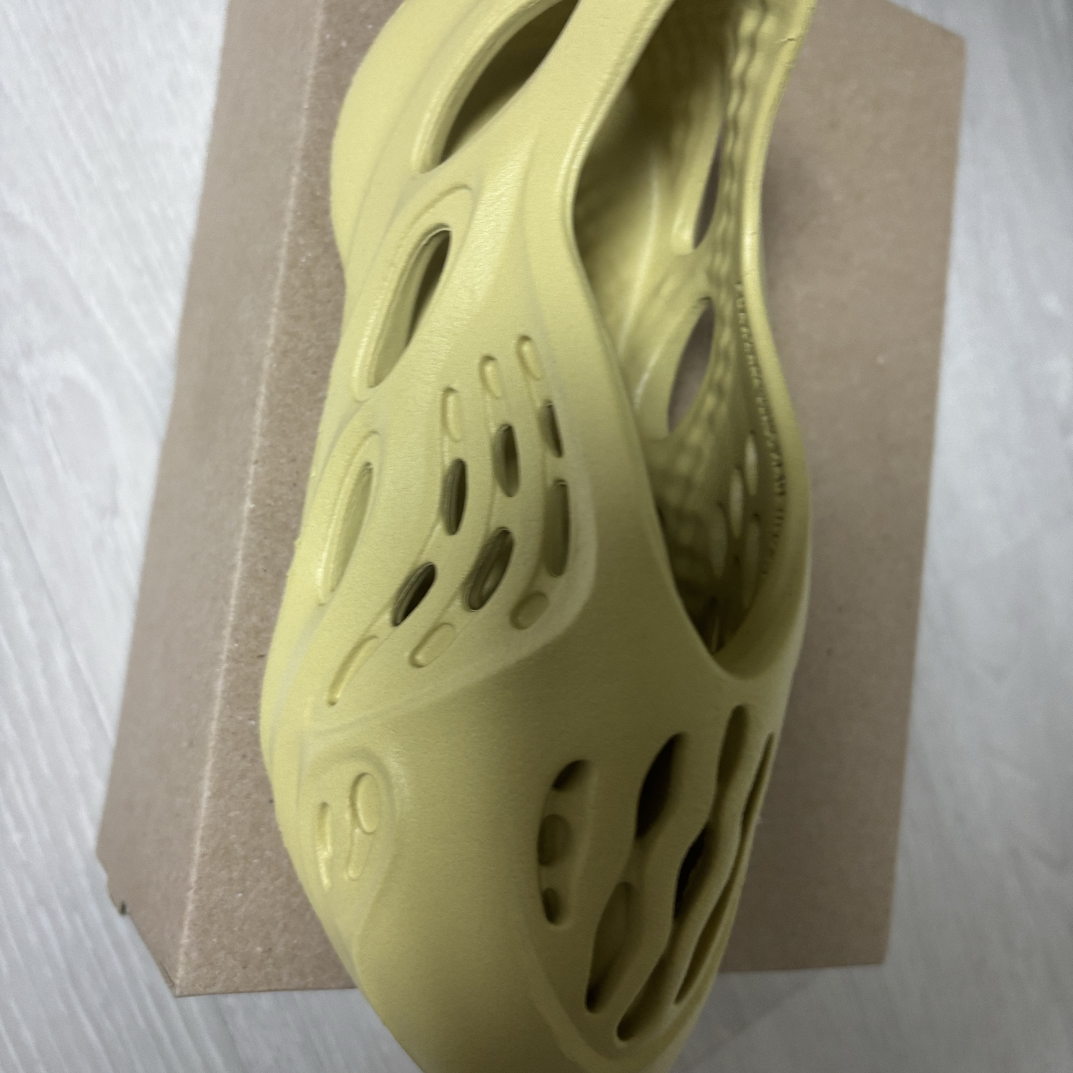 (Kids) Adidas Yeezy Foam RNNR Sulfur 착용 스타일