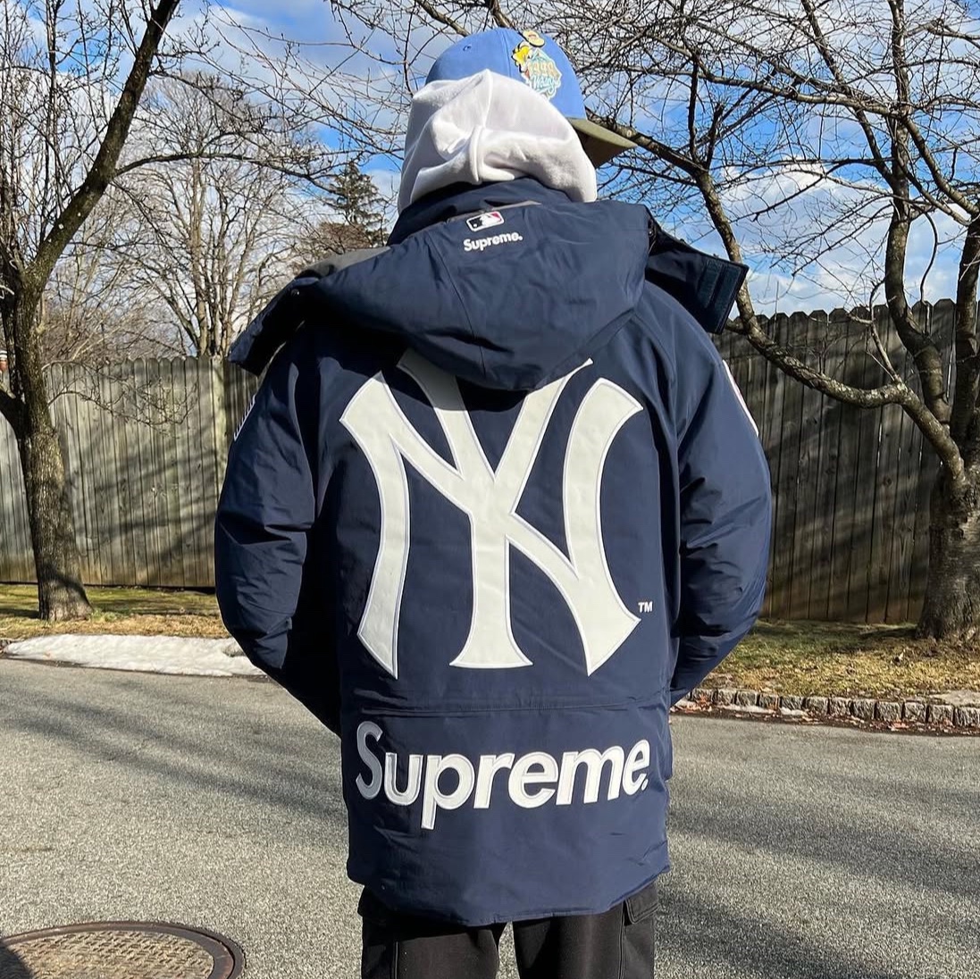 Supreme x New York Yankees Gore-Tex 700-Fill Down Jacket Navy - 21FW 착용 스타일 - 1