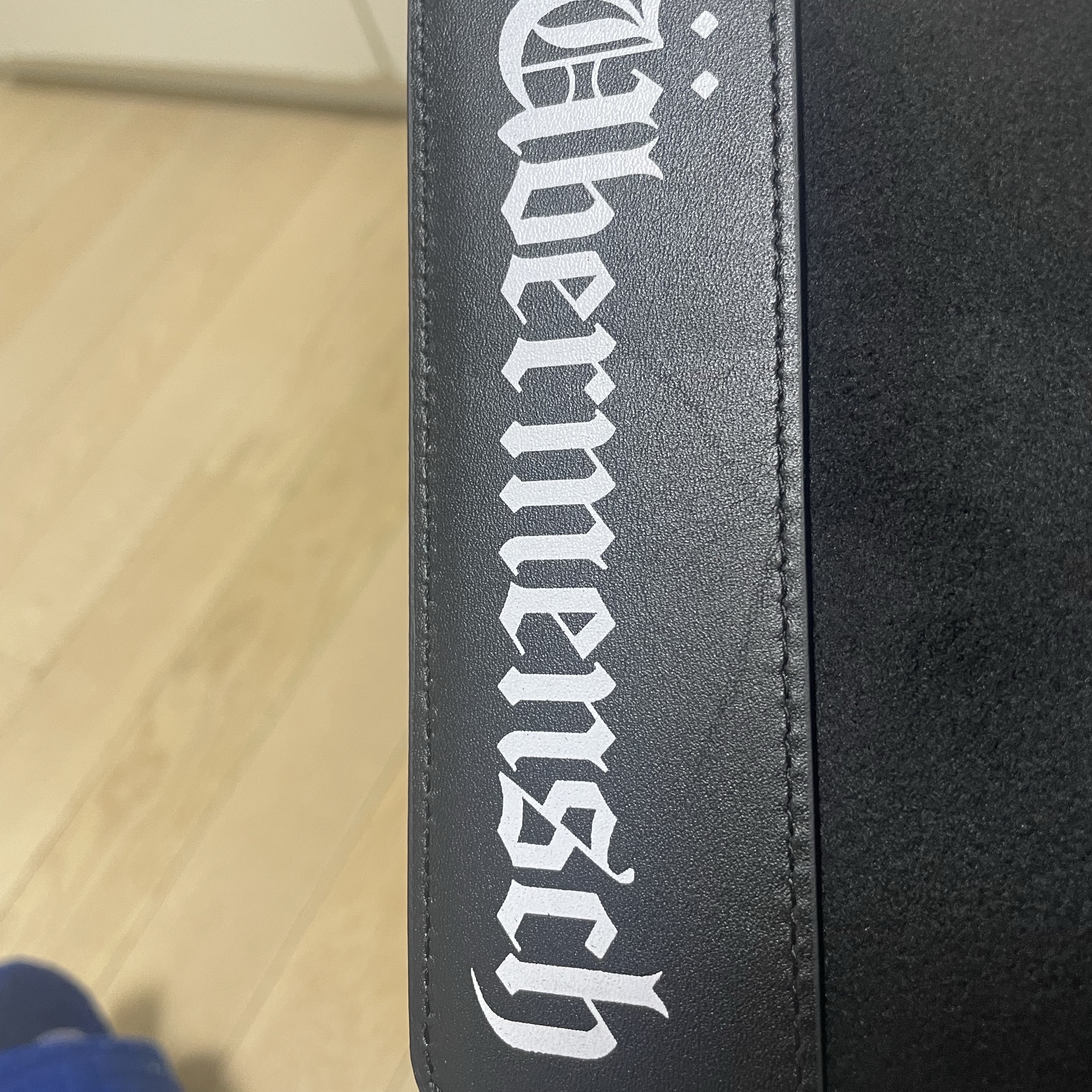 G-DRAGON Ubermensch Passport Cover Black 착용 스타일