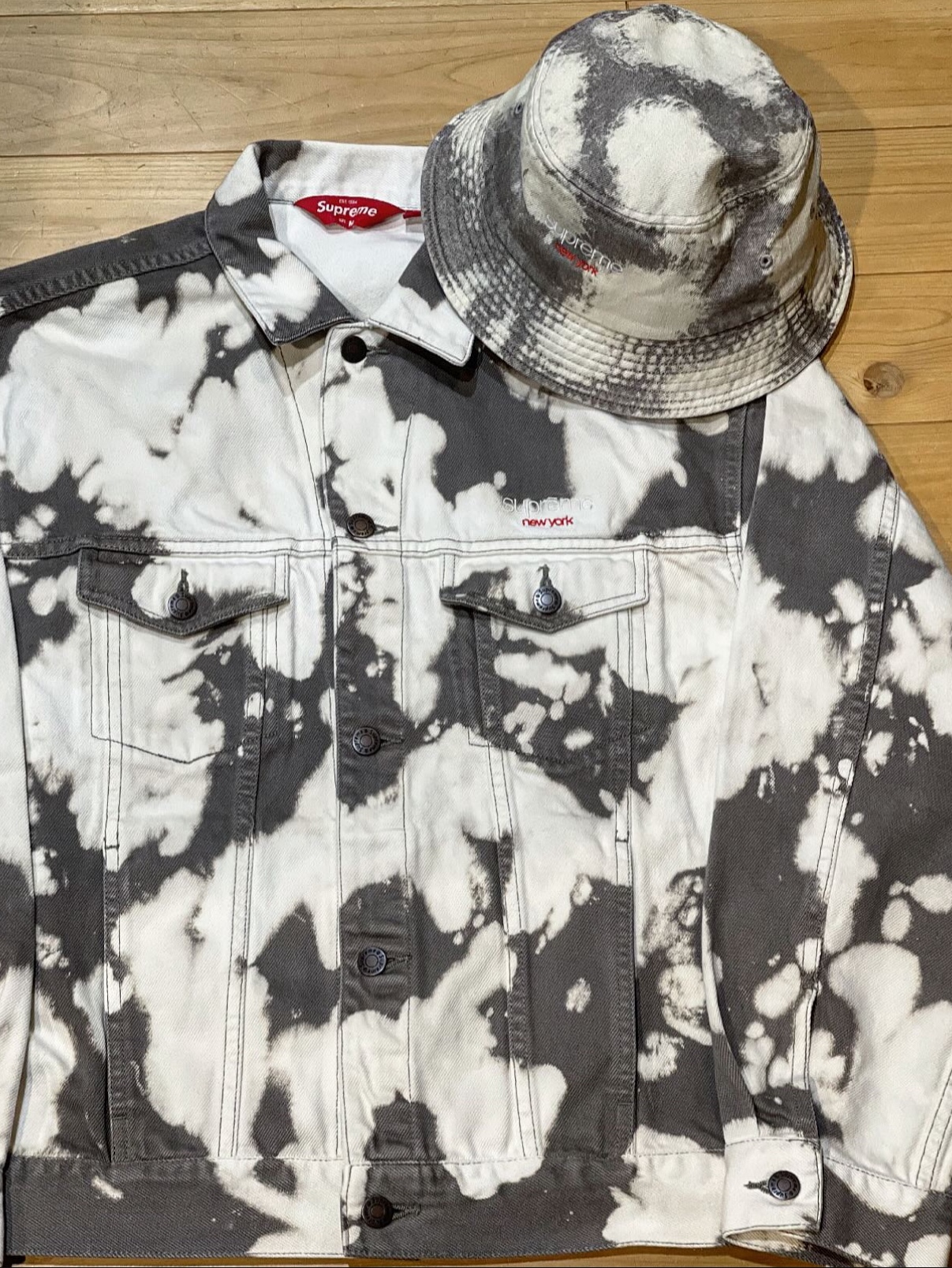 Supreme Denim Trucker Jacket Bleached - 25SS, Supreme Baggy Denim Shorts Bleached - 25SS 착용 스타일 - 1