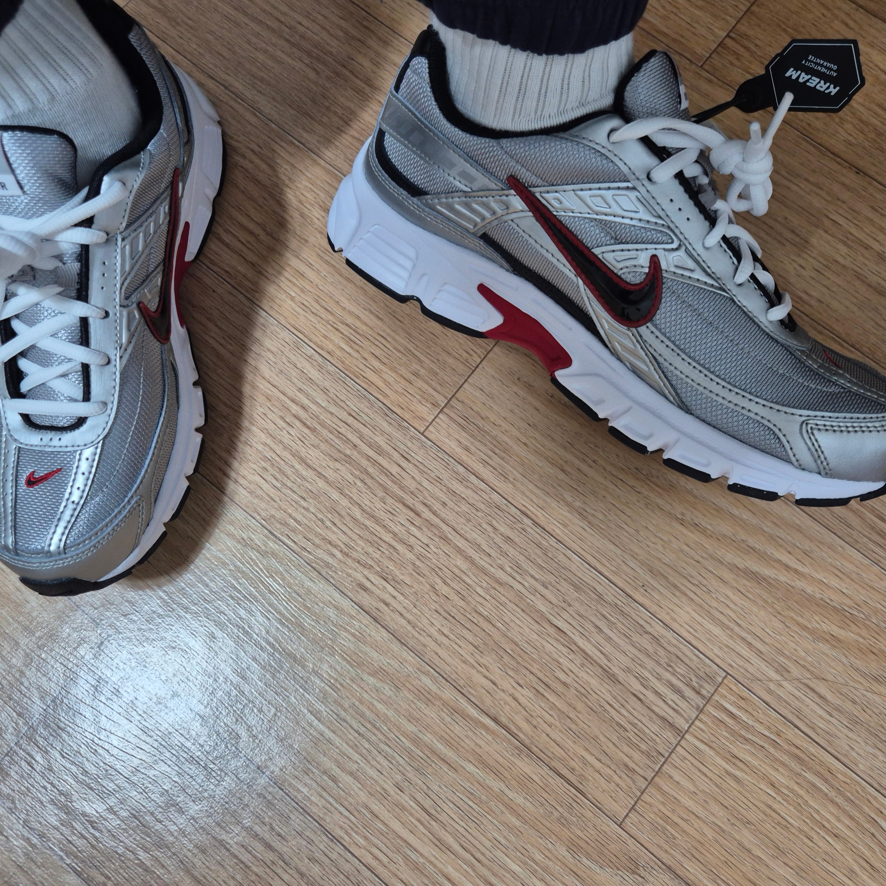 Nike Initiator Metallic Silver Black 착용 스타일