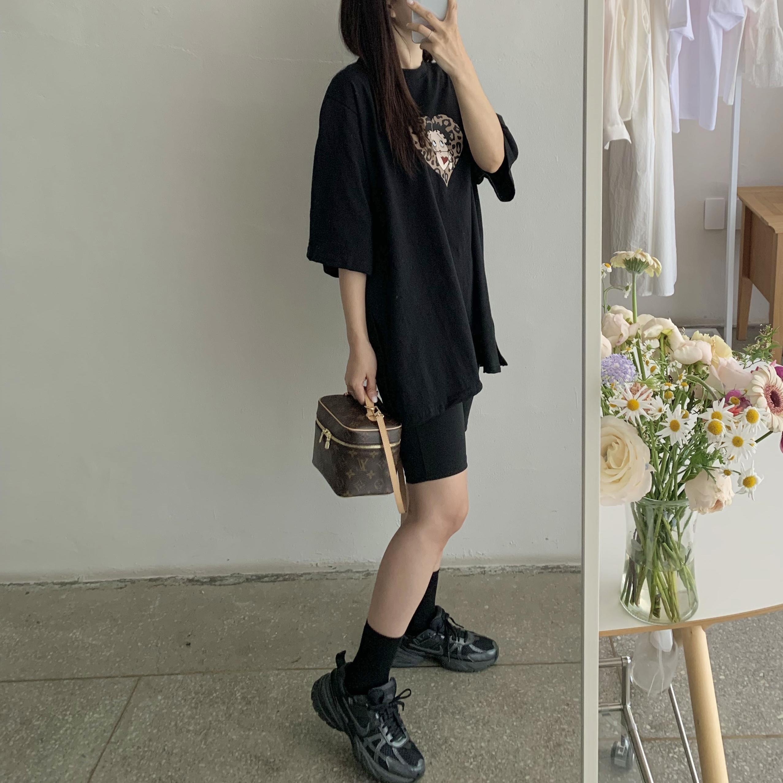 Louis Vuitton Nice Mini Toiletry Pouch Monogram, Nike V2K Run Black Anthracite 착용 스타일 - 3