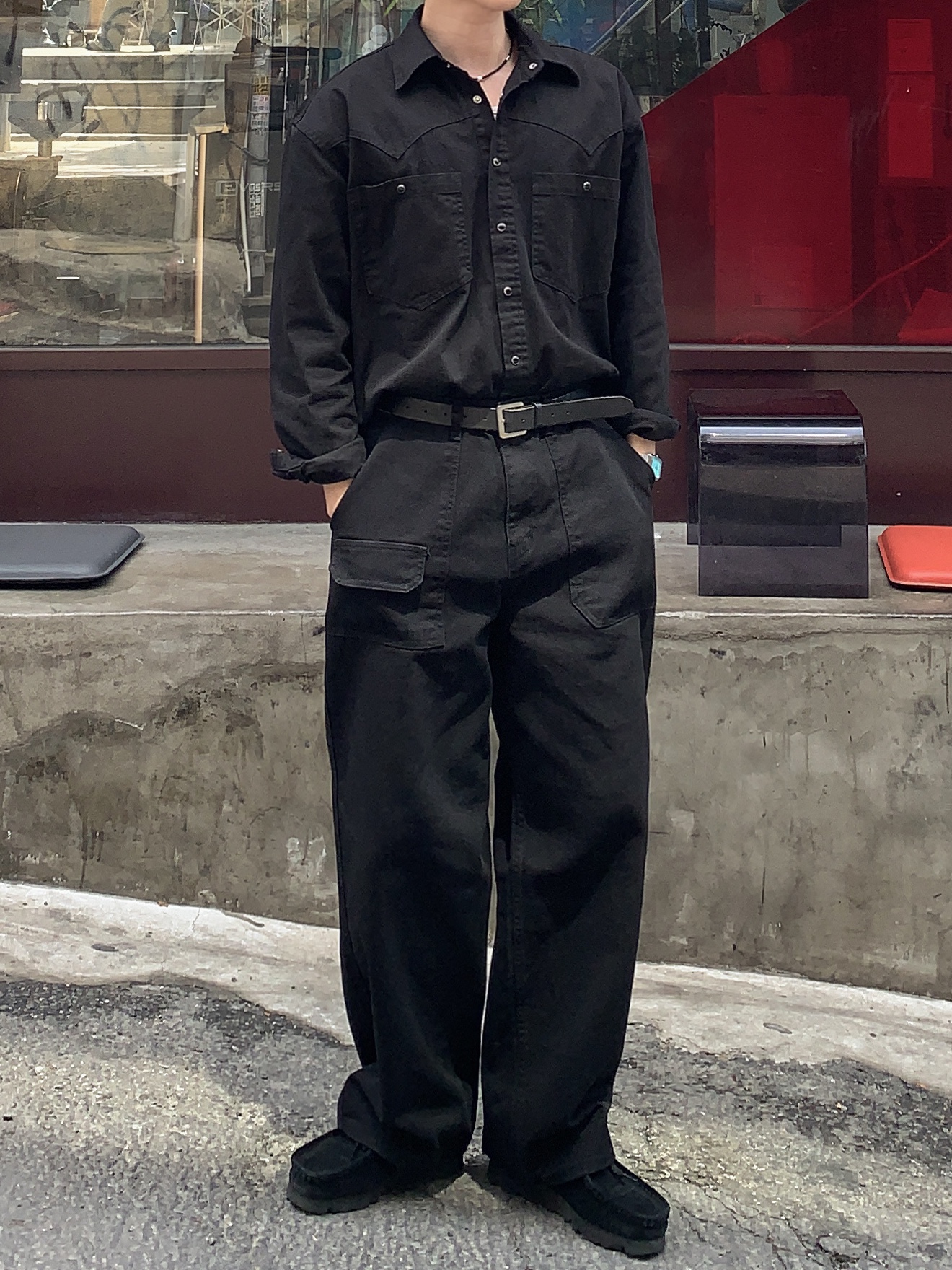Casio AQ-230A-2A2MQY, Clarks Wallabee Black Suede 착용 스타일 - 3