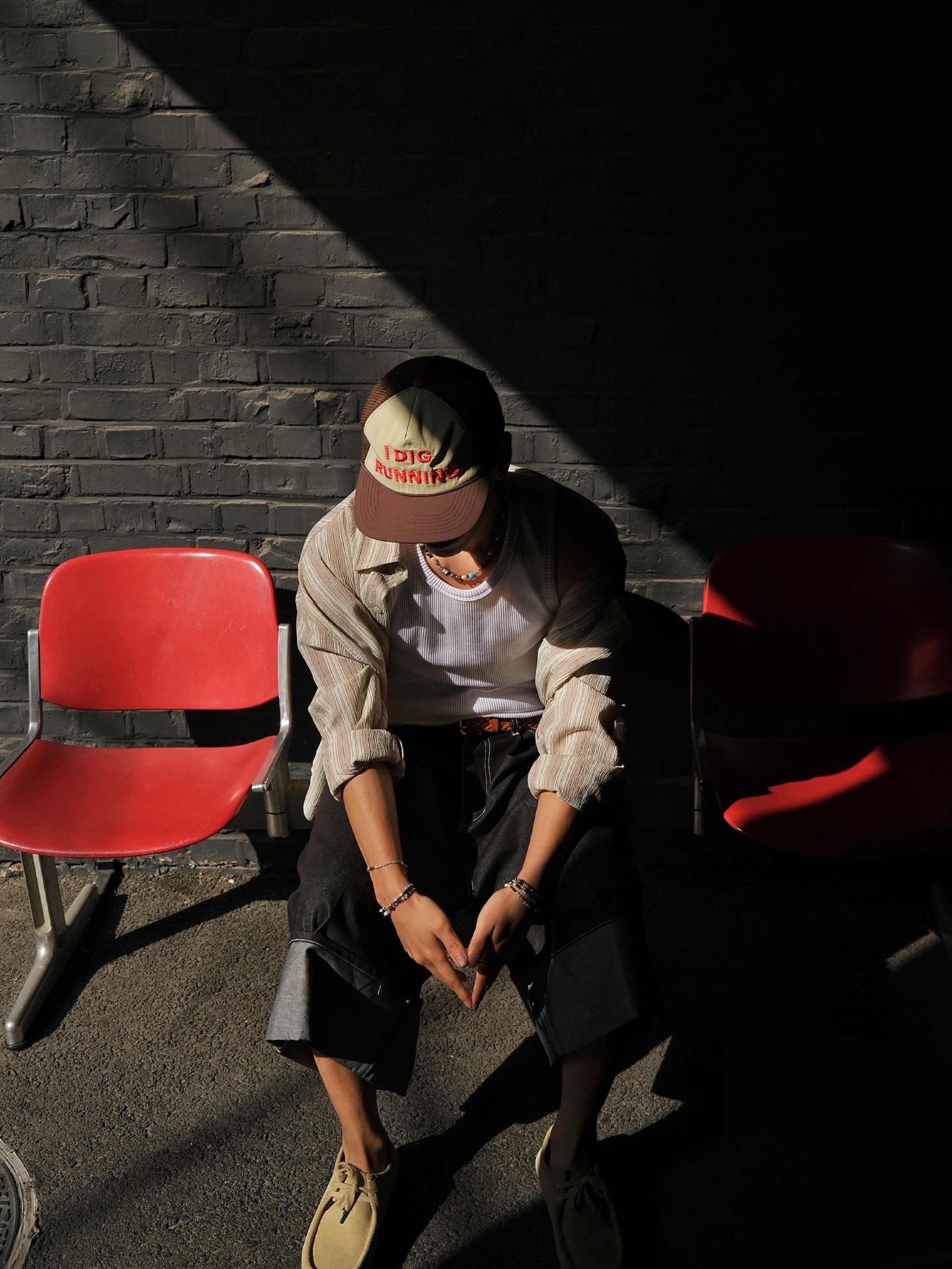 Alex Zono I Dig Running Trucker Hat OG Brown, Clarks Wallabee Maple Suede 착용 스타일 - 2