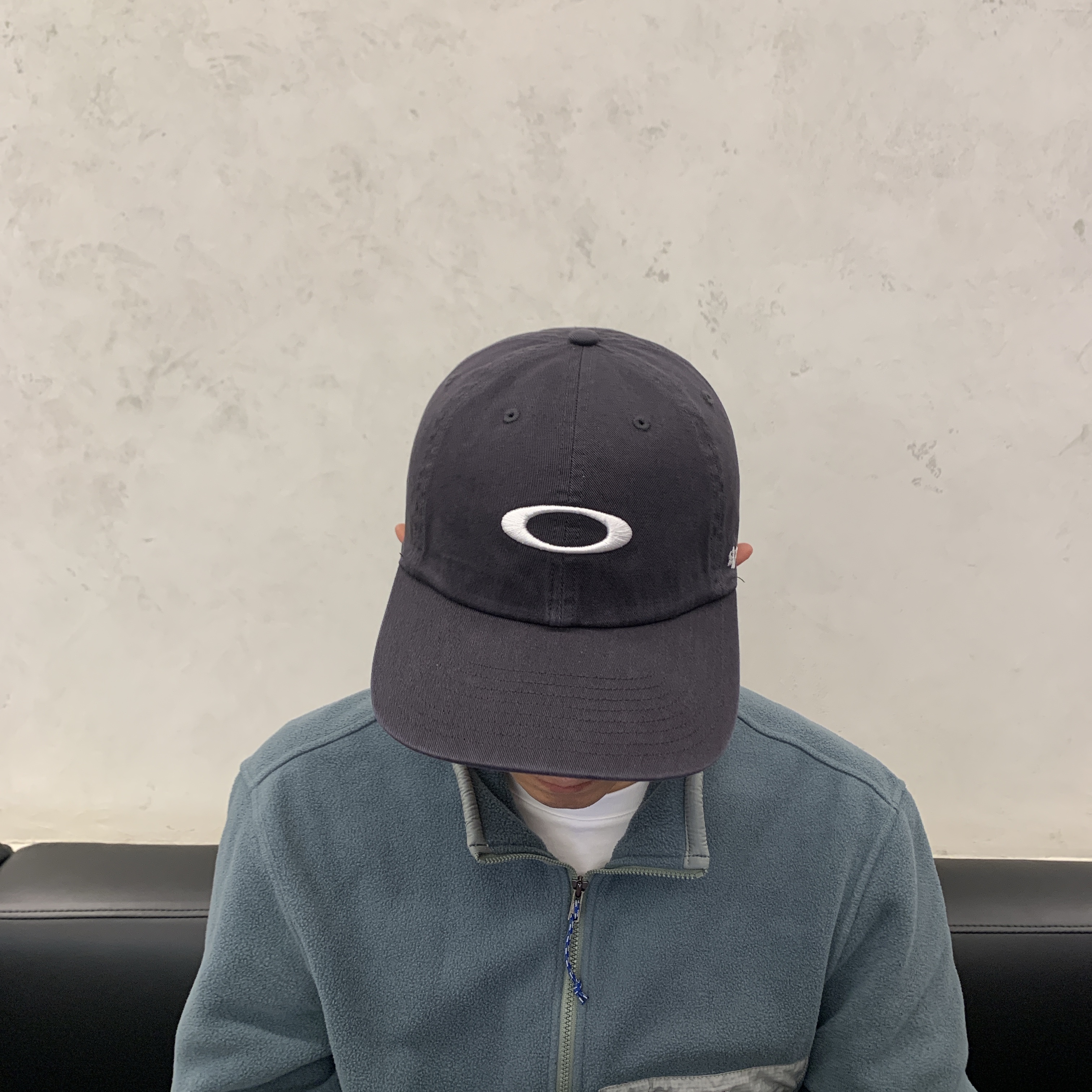 Oakley Remix Dad Hat Blackout 착용 스타일