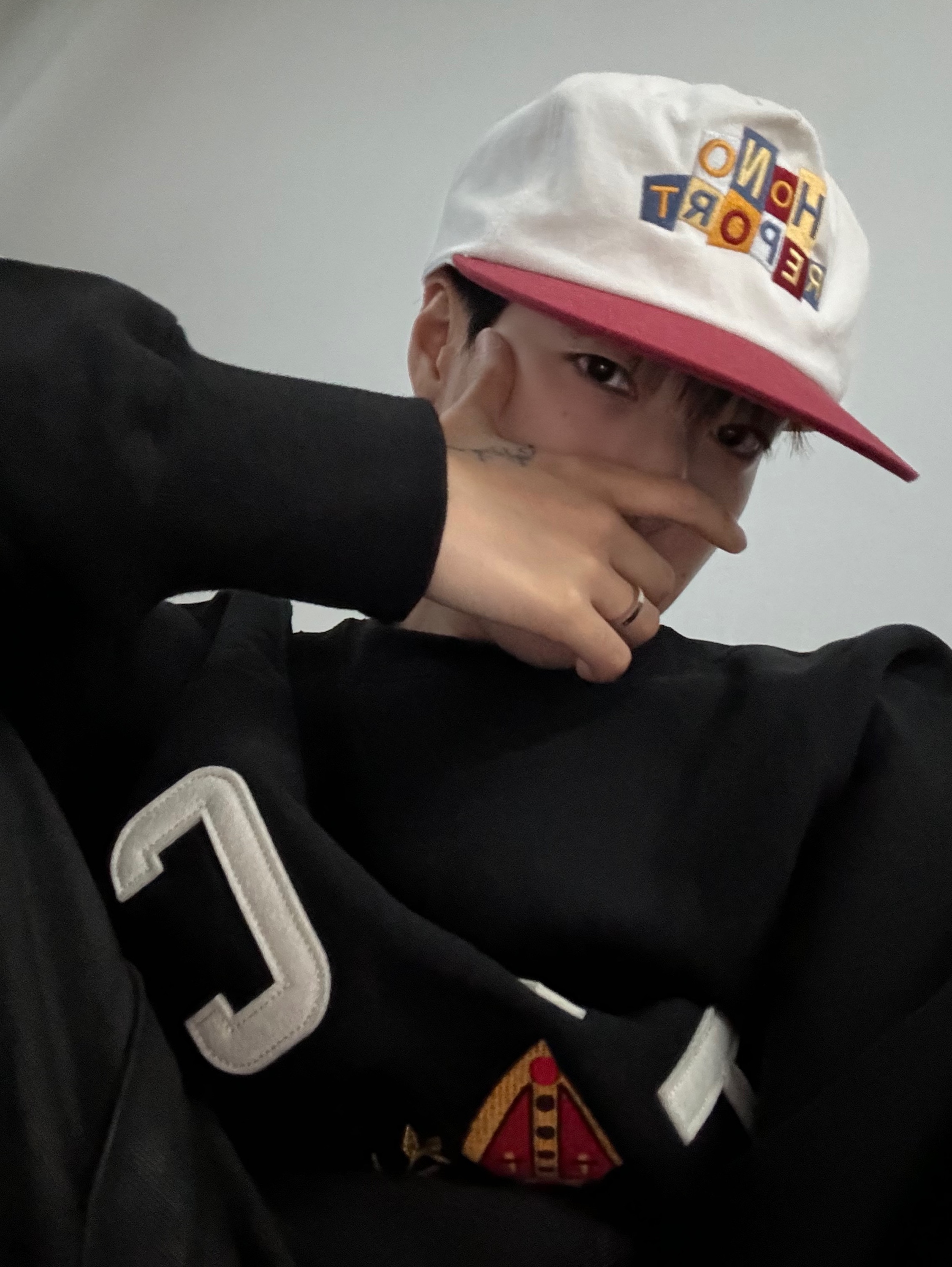 Hono Report Block Logo Cap Red White 착용 스타일 - 1