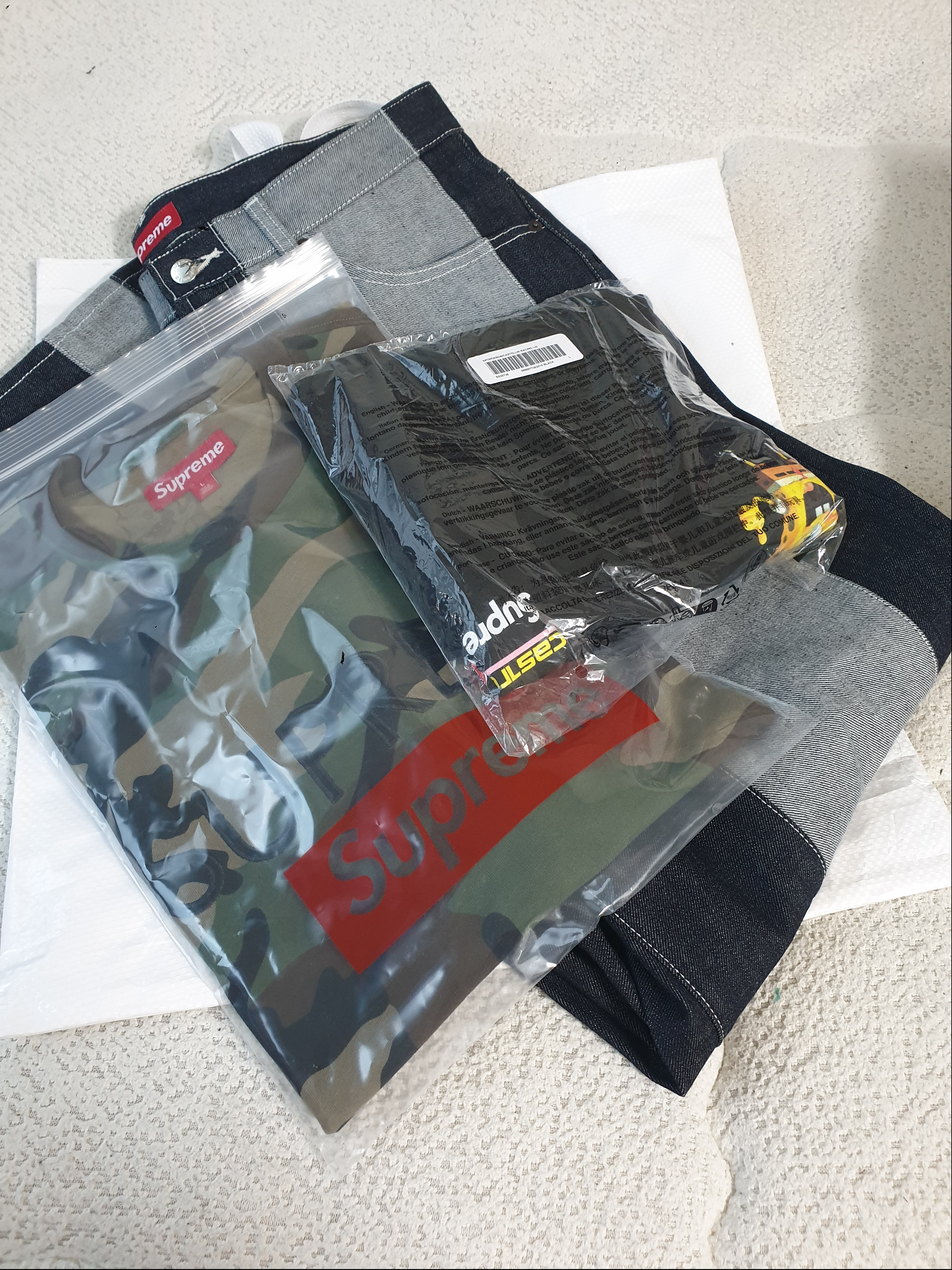 Supreme Paneled Stripe Baggy Jeans Rigid Indigo - 25SS, Supreme Capital S/S Top Woodland Camo - 25SS 착용 스타일 - 1