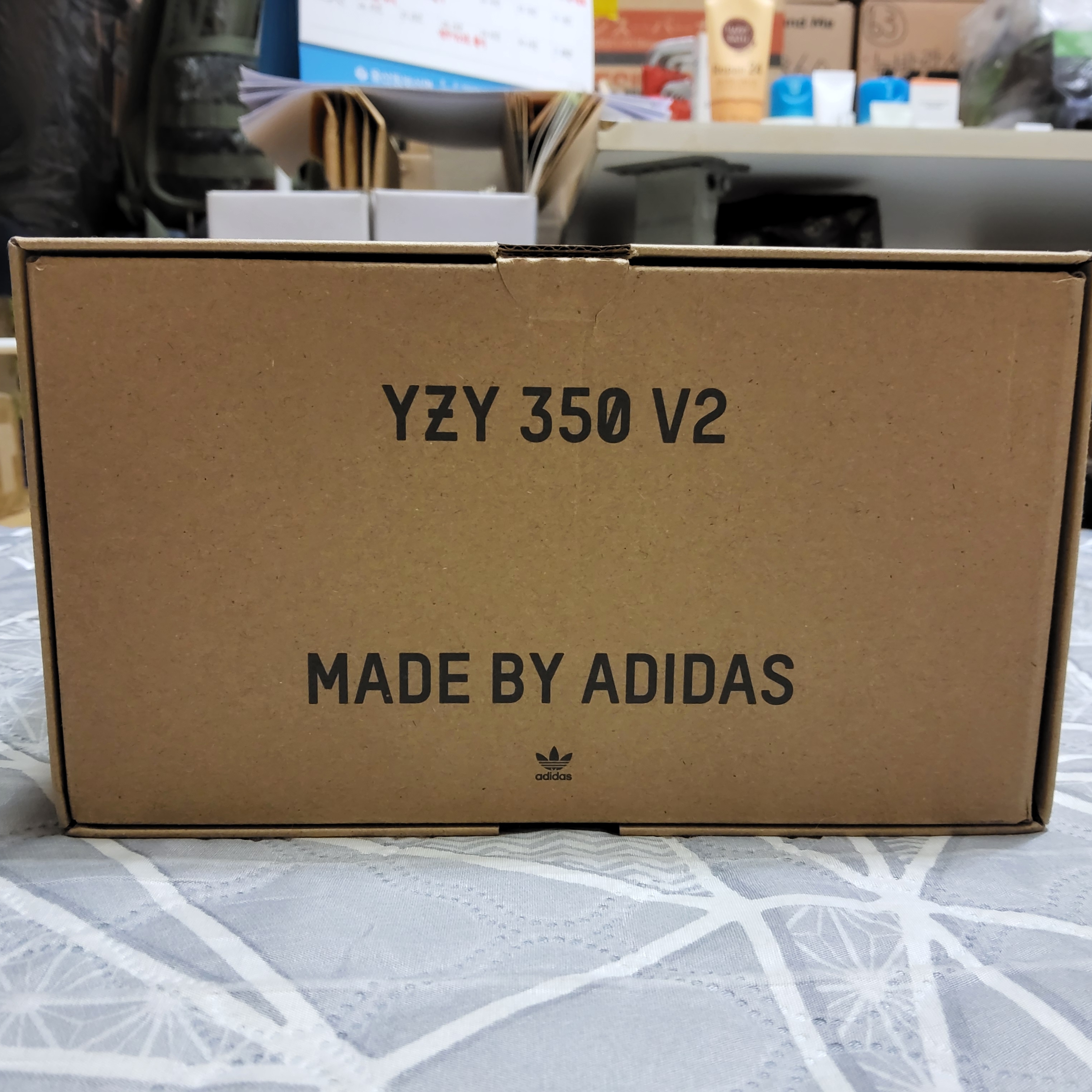 Adidas Yeezy Boost 350 V2 Granite Core Black 착용 스타일 - 2