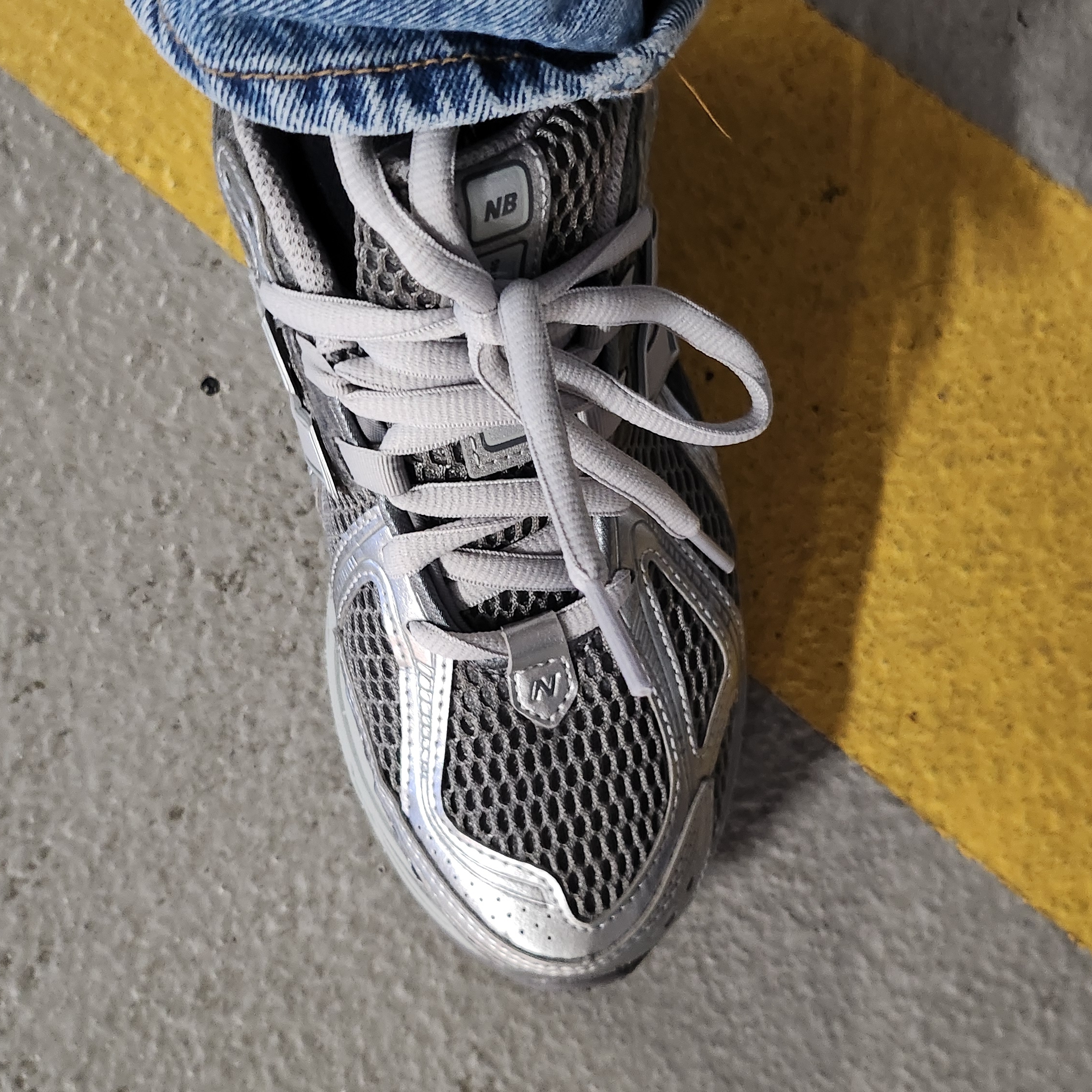 New Balance 1906R Harbor Grey Silver Metalic 착용 스타일 - 2