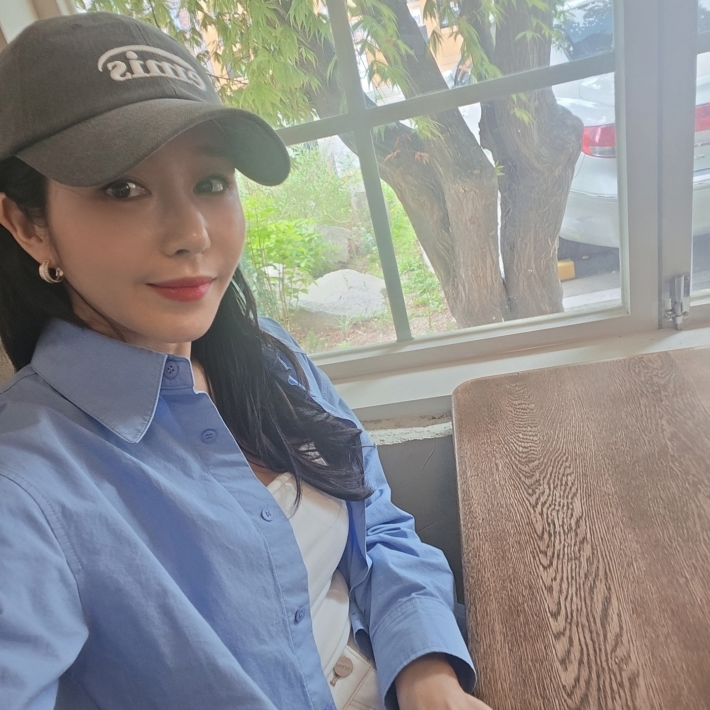 Emis New Logo Pigment Ball Cap Black 착용 스타일