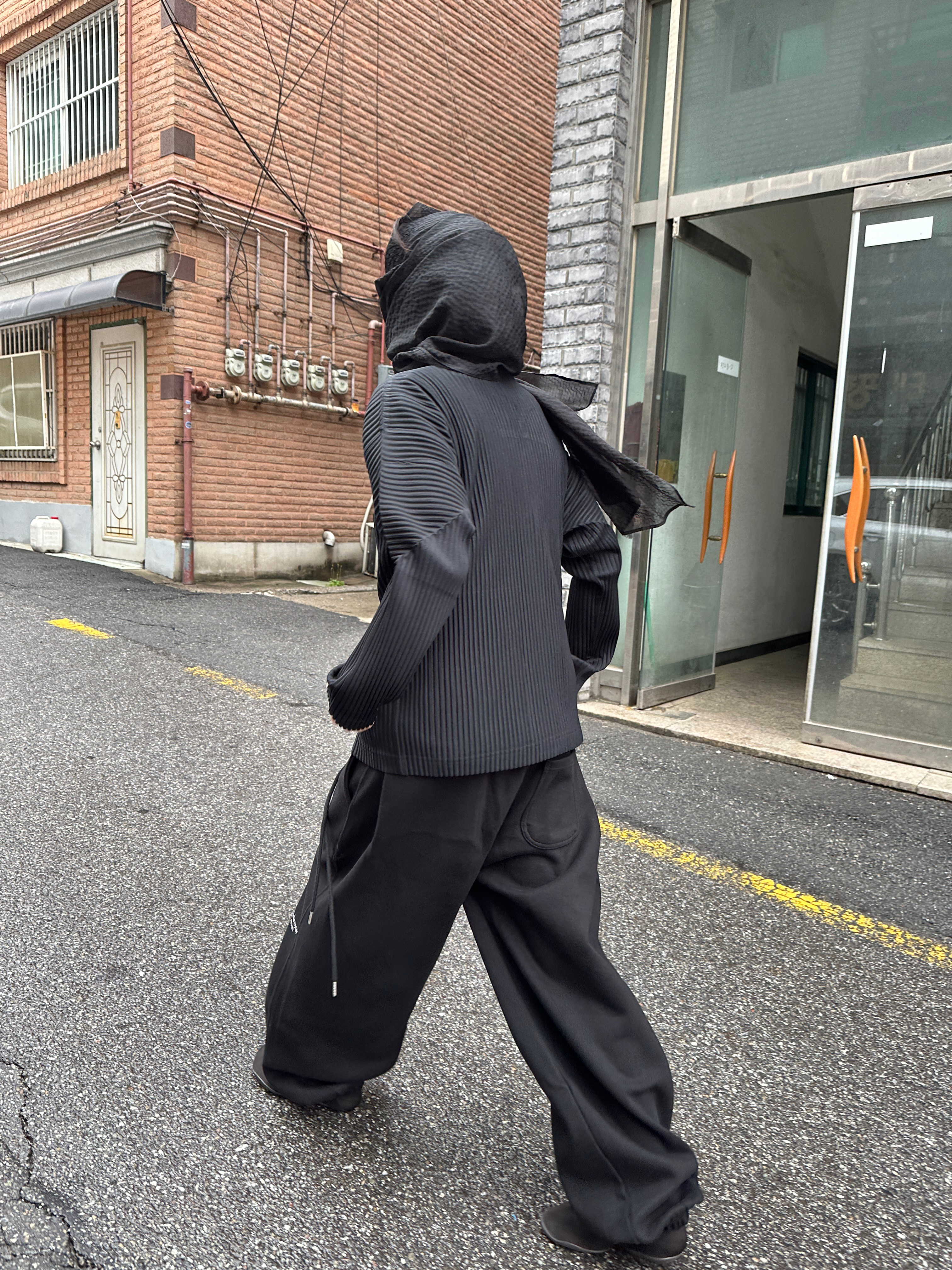 Undermycar Mu.03 Anti Fxxking Logo Play Oversized Sweat Jogger Black, Homme Plisse Issey Miyake Basics Zip Up Jacket Black 착용 스타일 - 4