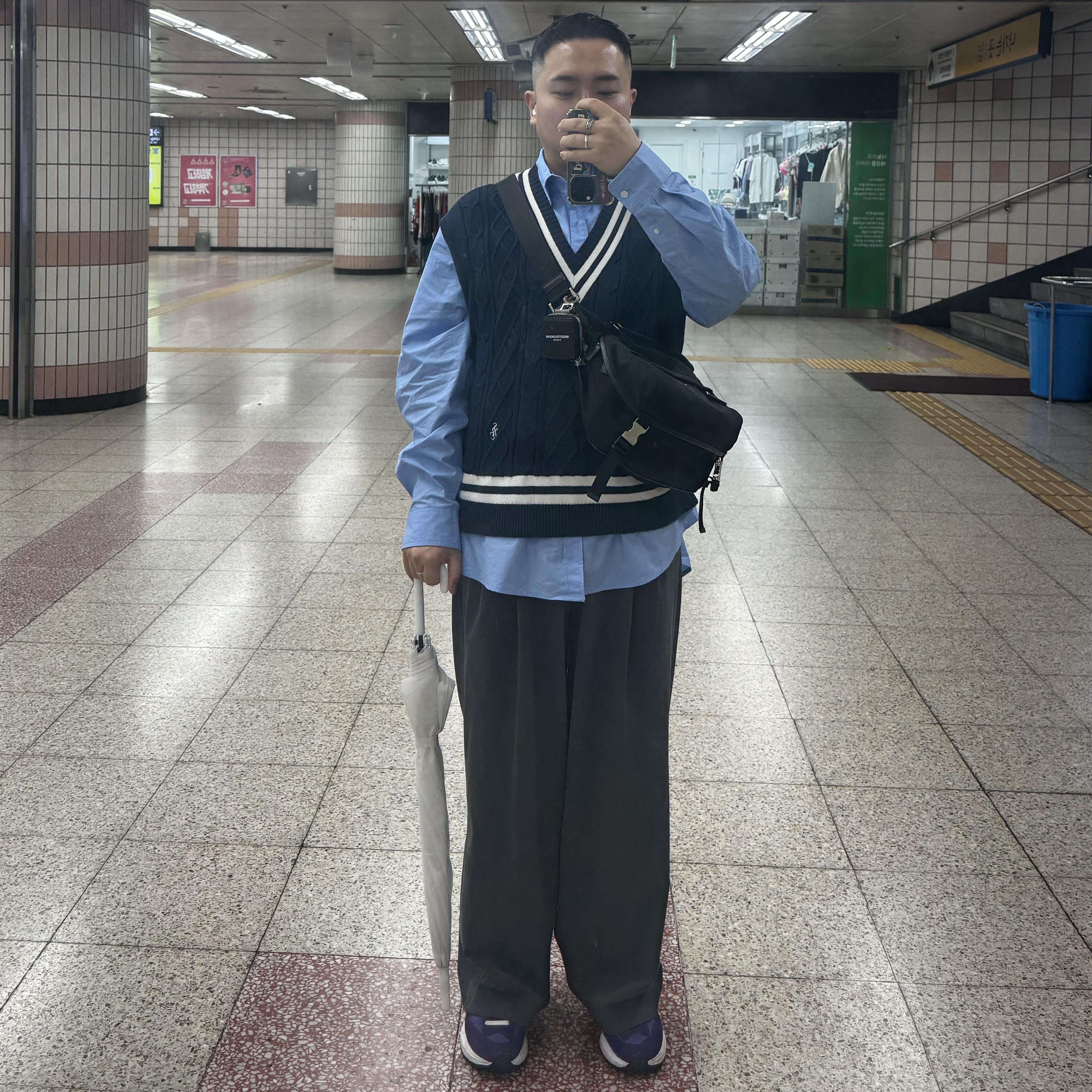 Nike x Sacai VaporWaffle Dark Iris, Prada Re-Nylon and Saffiano Leather Shoulder Bag Black 착용 스타일