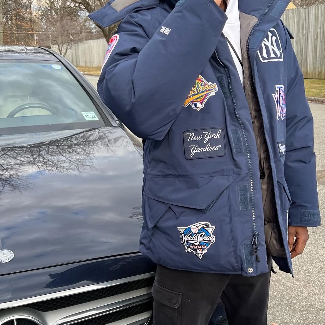 Supreme x New York Yankees Gore-Tex 700-Fill Down Jacket Navy - 21FW 착용 스타일 - 3