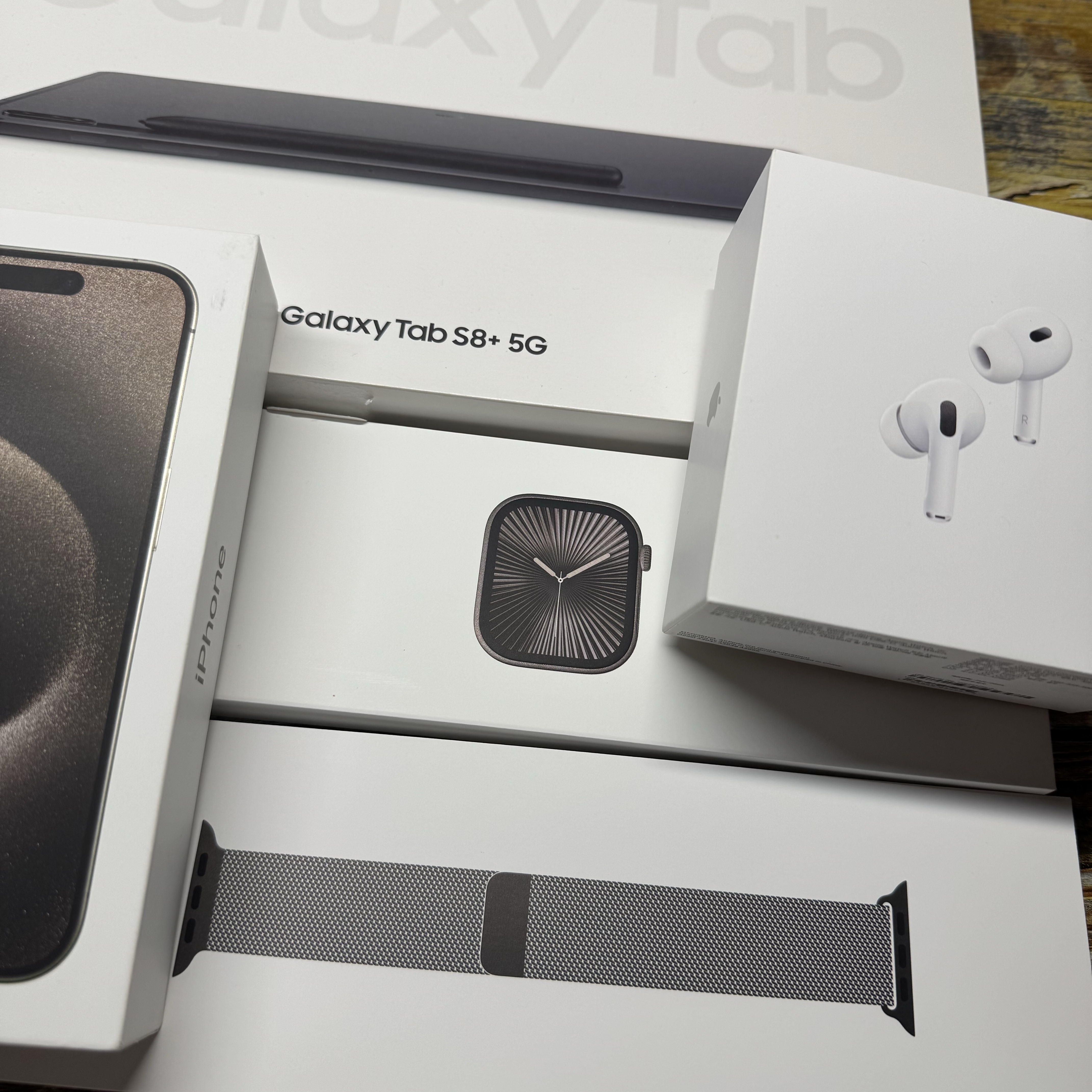 [A등급] Refurbished iPhone 15 PRO 256GB NATURAL TITANIUM, Apple Airpods Pro 2nd Gen with MagSafe Charging Case USB C (Korean Ver.) 착용 스타일