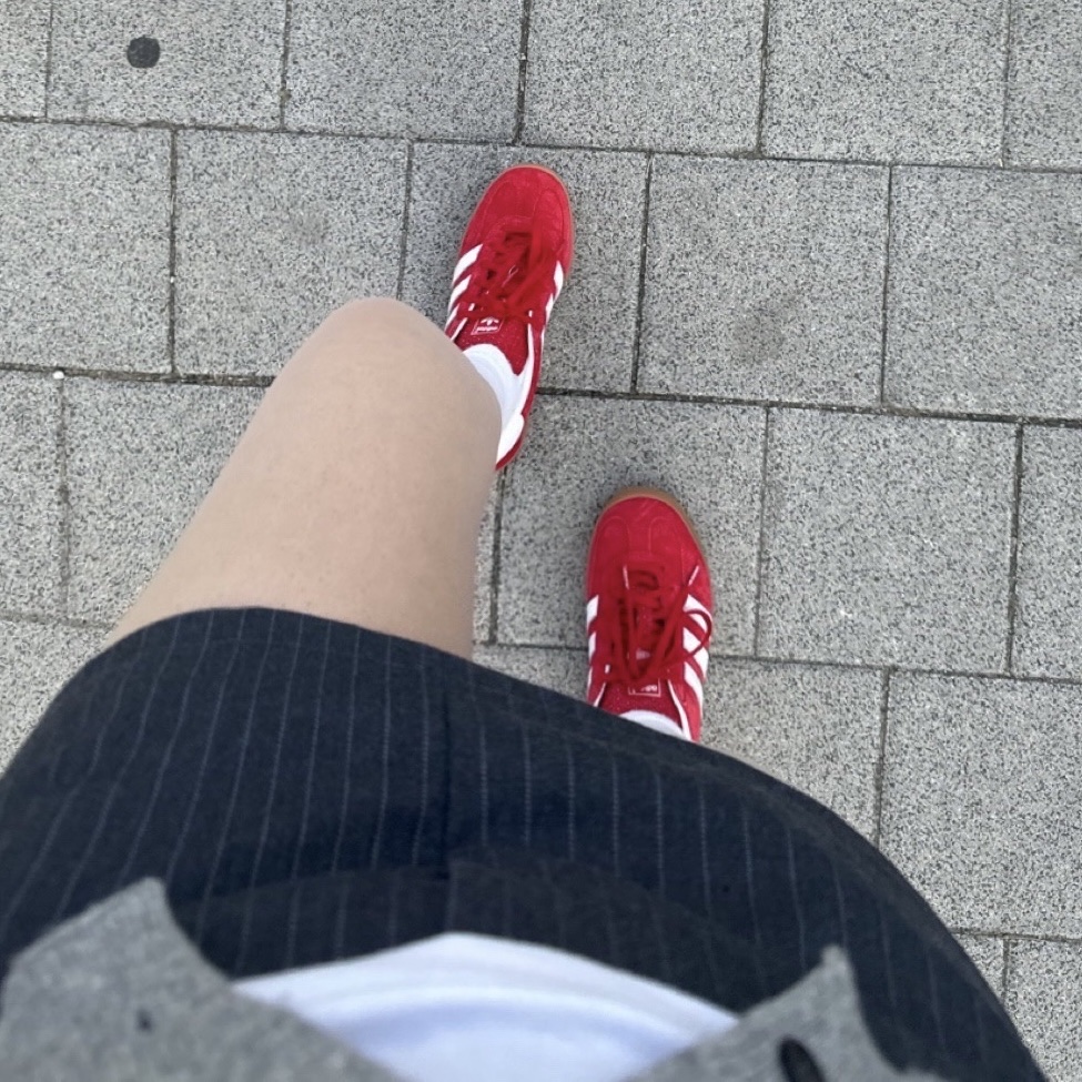 Adidas Gazelle Indoor Scarlet 착용 스타일