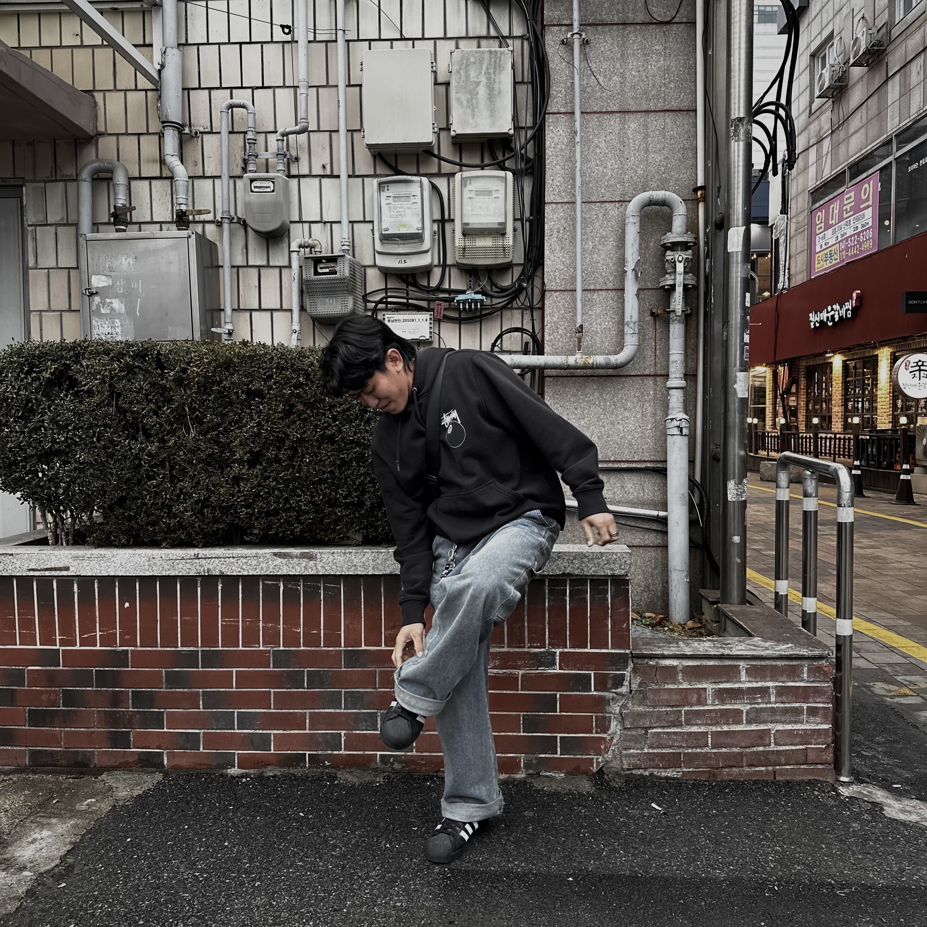 Stussy 8 Ball Hoodie Black - 21FW, Adidas Superstar Core Black White 착용 스타일 - 1