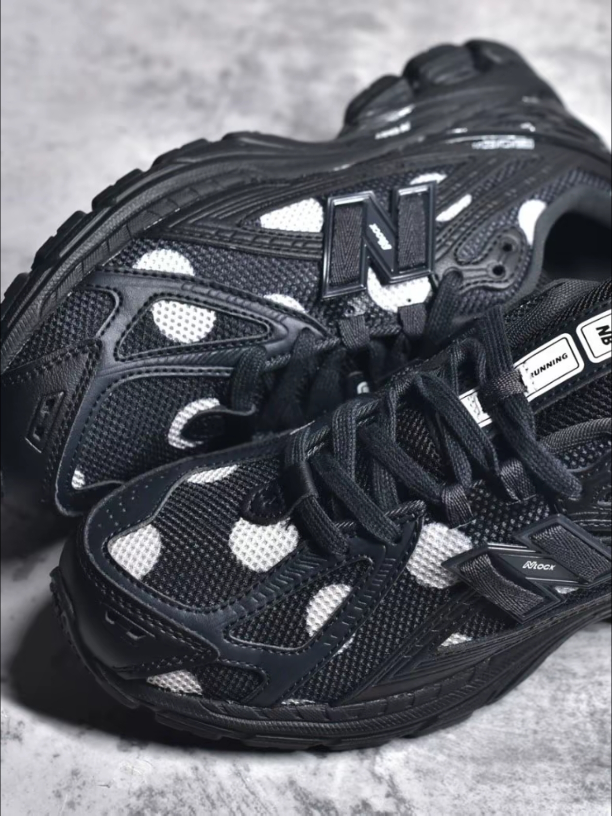 New Balance 1906R Polka Dot Black 착용 스타일