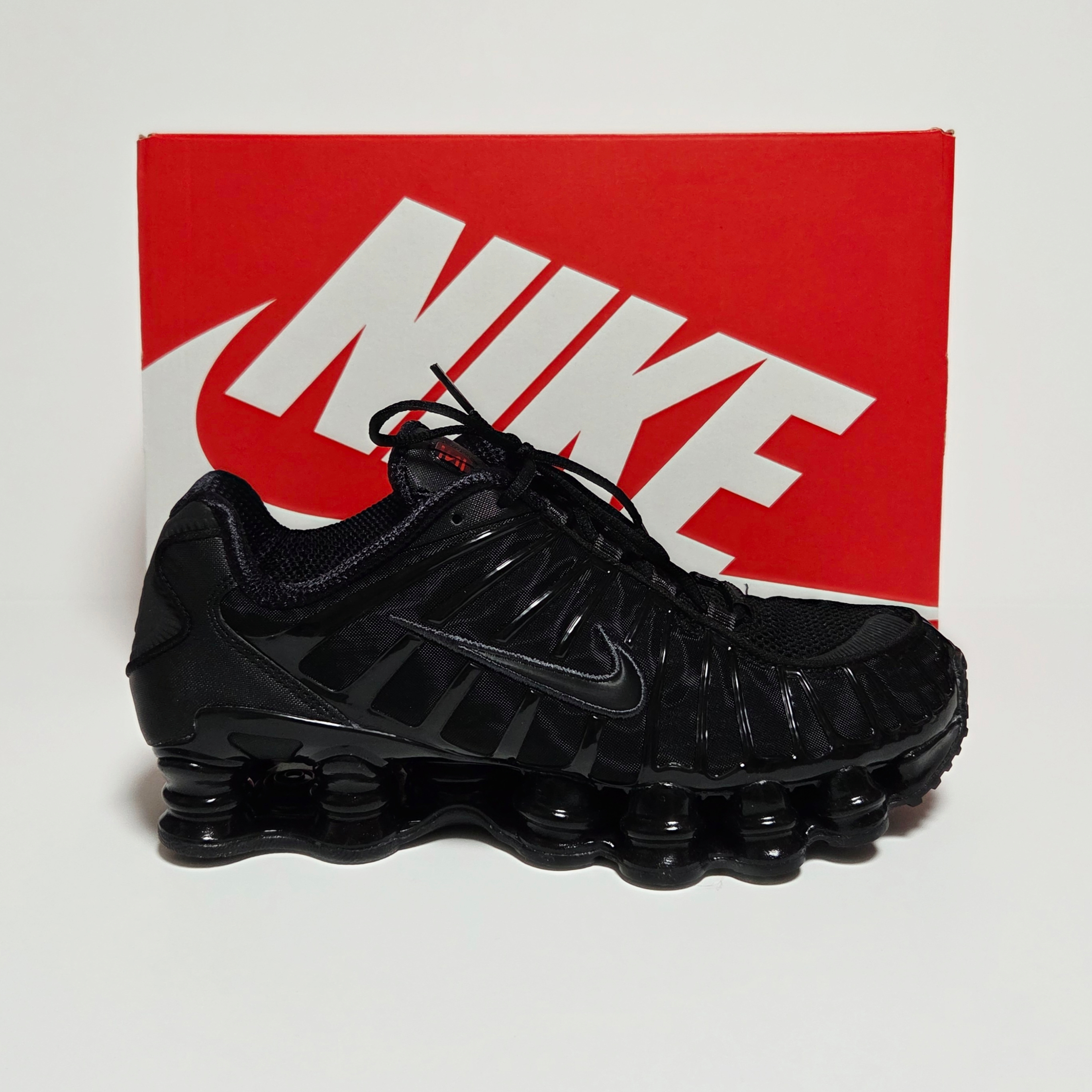 Nike Shox TL Black Metallic Hematite 착용 스타일 - 1