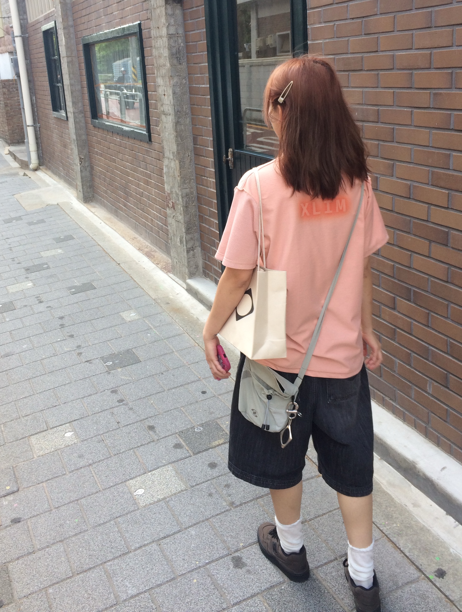New Balance x Thisisneverthat 550 Brown Black, Sansan Gear Cross Bag Warm Grey - 24SS 착용 스타일 - 2
