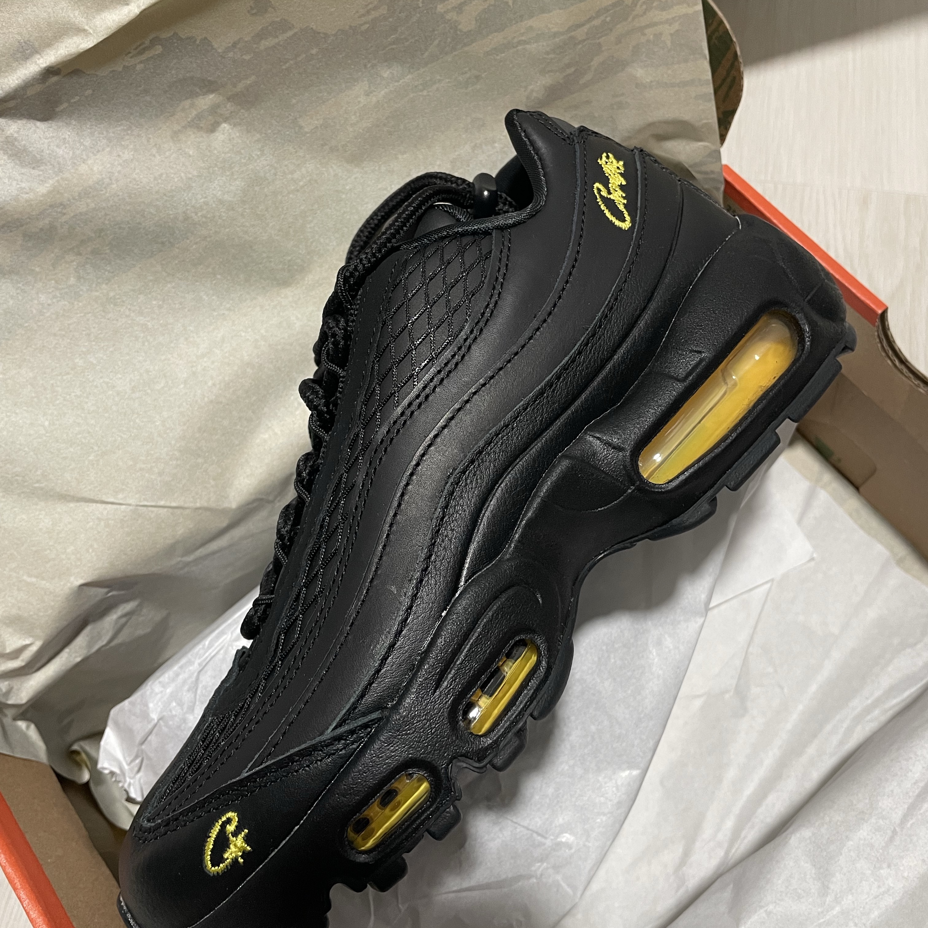 Nike x Corteiz Air Max 95 Black and Tour Yellow 착용 스타일 - 2