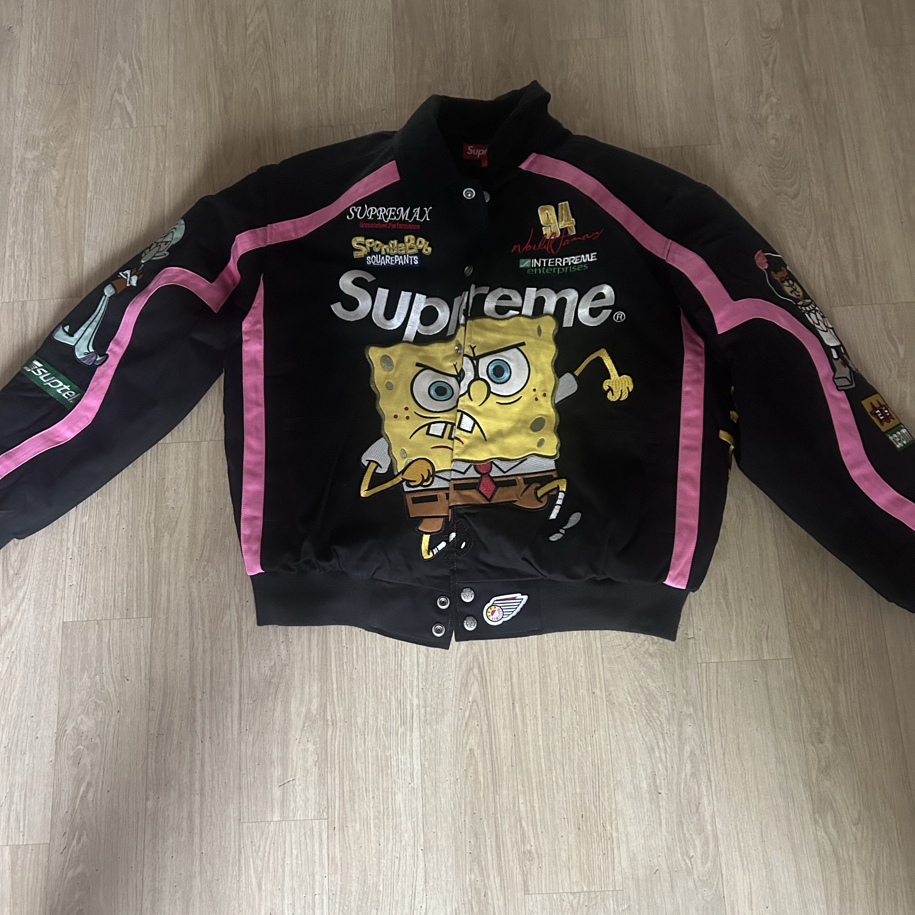 Supreme x SpongeBob SquarePants Jeff Hamilton Racing Jacket Black - 25SS 착용 스타일 - 3