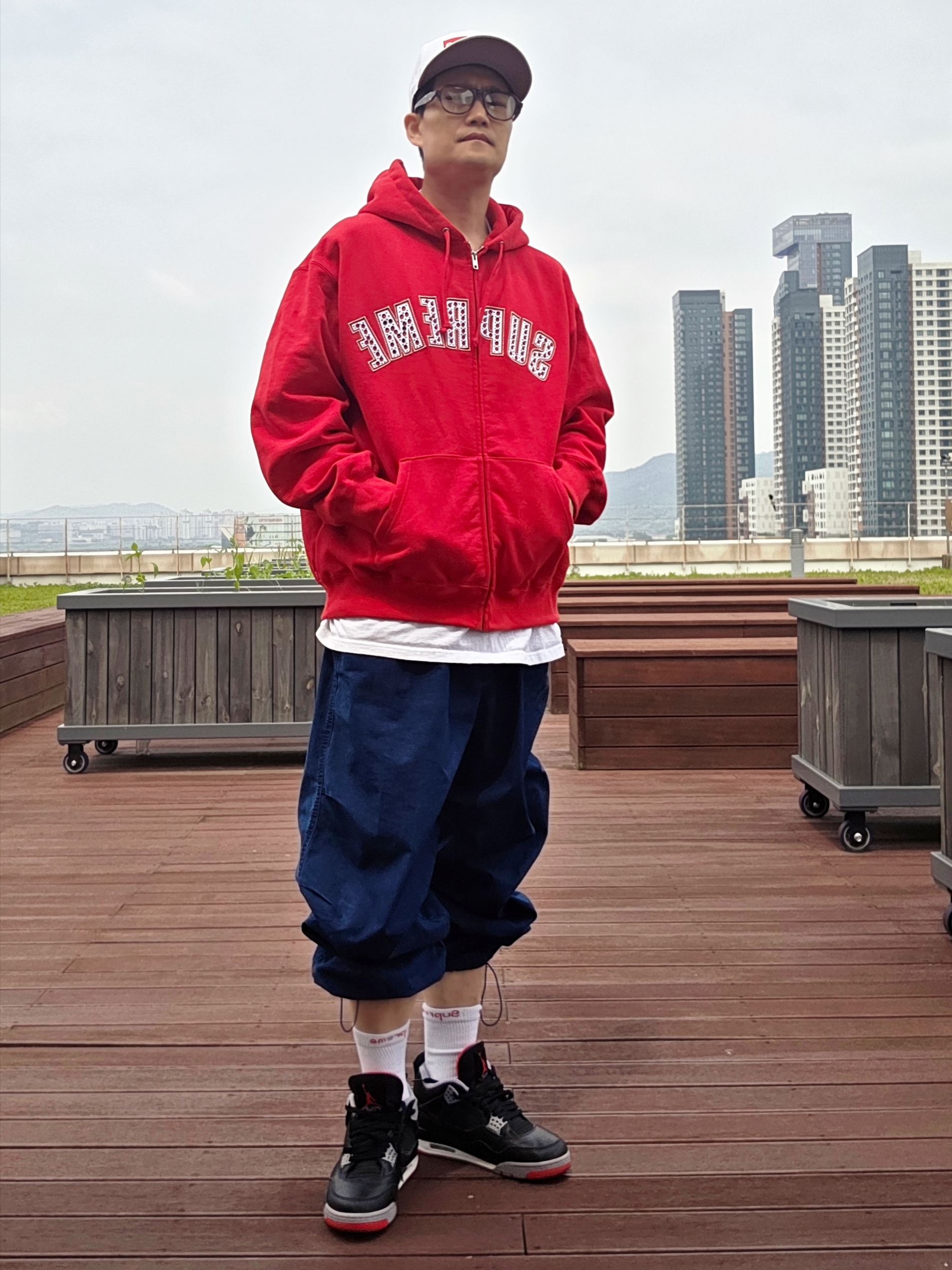 Supreme x B.B. Simon Zip Up Hooded Sweatshirt Red - 25SS, Supreme Money Box Logo New Era White - 22FW 착용 스타일 - 1