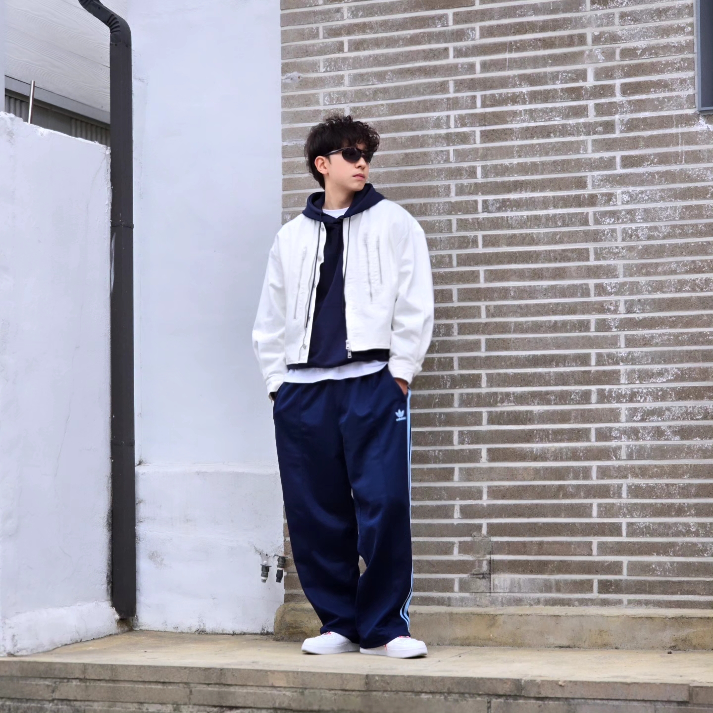 Adidas Adicolor Baggy Fit Firebird Track Pants Night Indigo - KR Sizing, Adidas Adicolor Baggy Fit Firebird Track Pants Night Indigo - US Sizing 착용 스타일 - 4