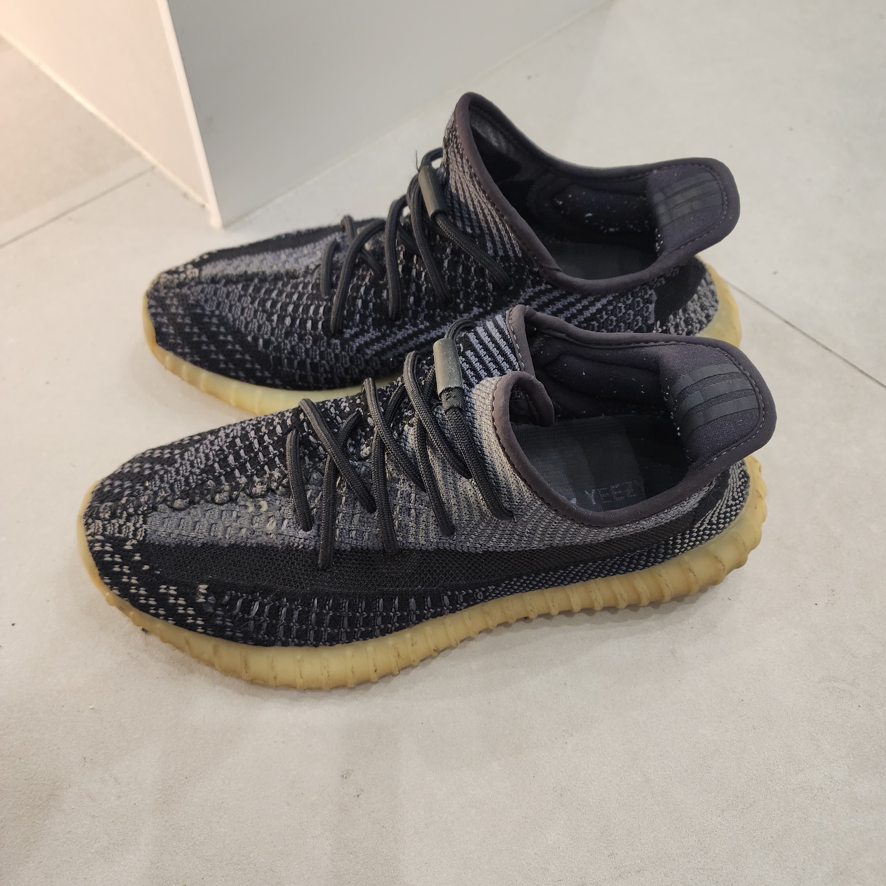 Adidas Yeezy Boost 350 V2 Carbon 착용 스타일