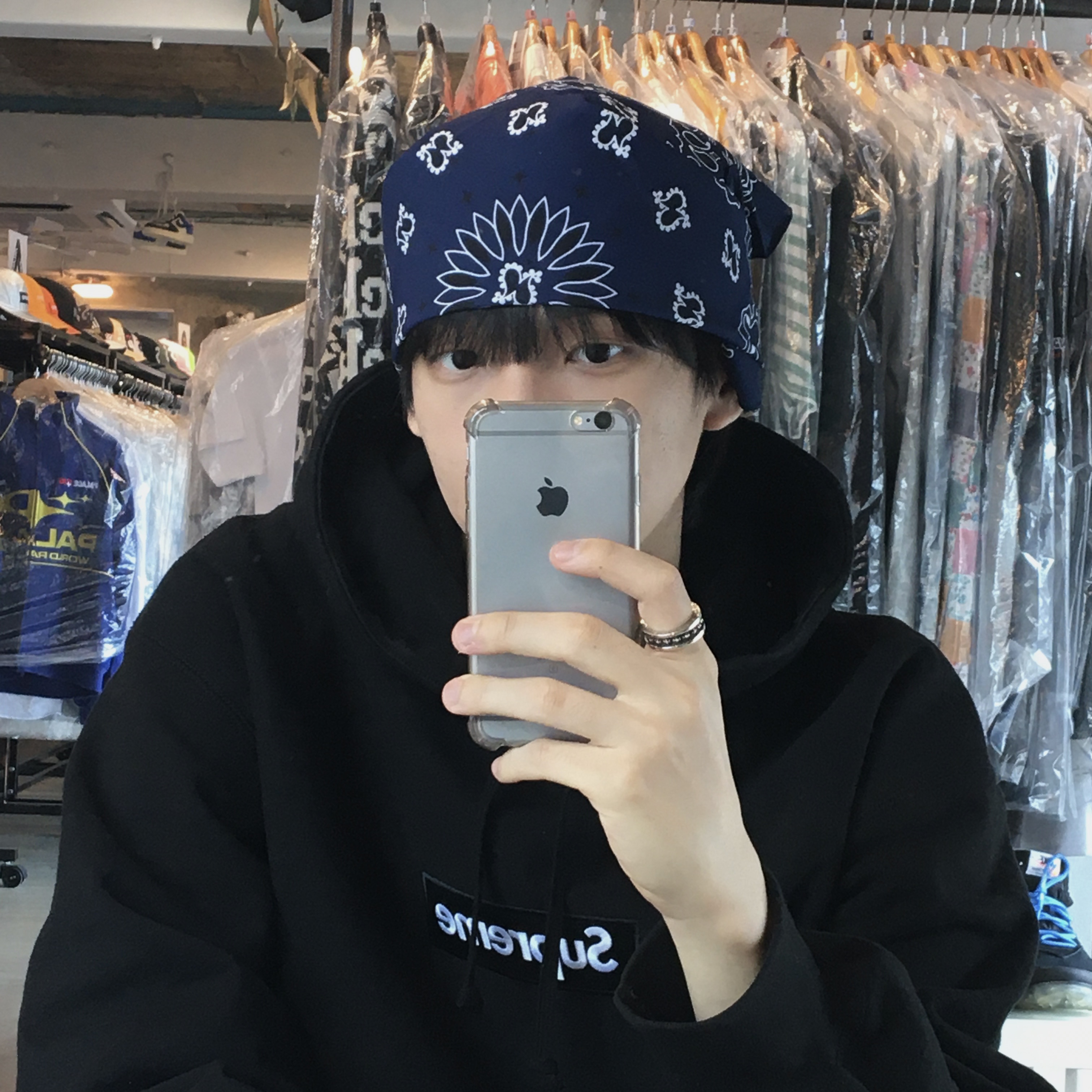 Supreme Hav-A-Hank Bandanas Multicolor (Set of 3) - 24SS 착용 스타일 - 1
