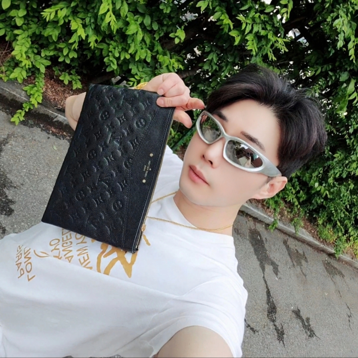 Louis Vuitton Daily Pouch Monogram Empreinte Black, Balenciaga Swift Oval Sunglasses Silver 착용 스타일