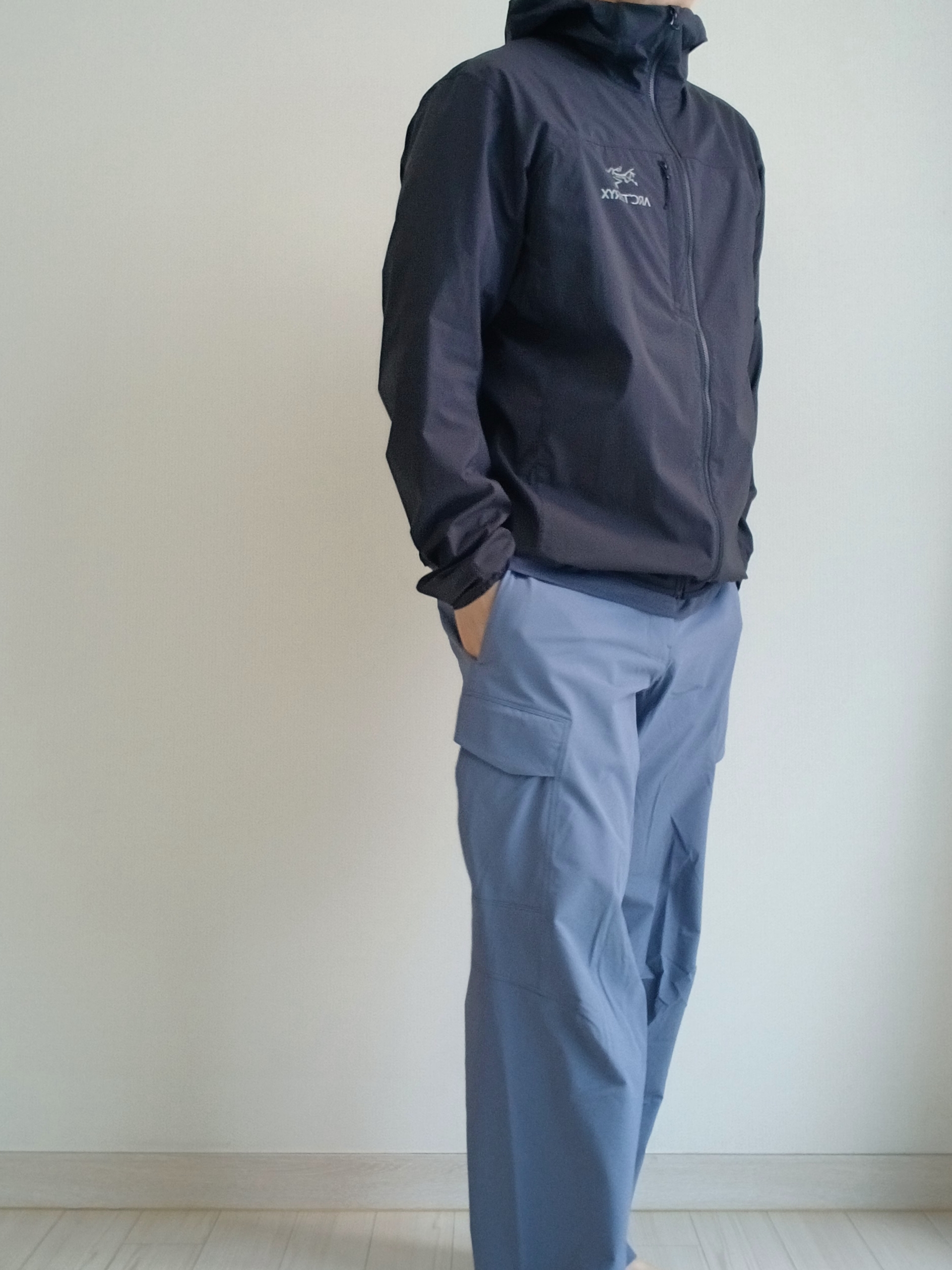 Arc'teryx Rampart Pants Stratus, Arc'teryx Cormac Logo SS T-Shirt Black Sapphire Heather 착용 스타일 - 7