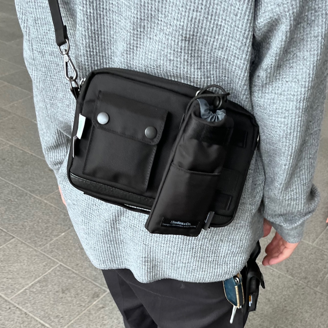 Index&Co. Gadget Shoulder Bag Black, Index&Co. Gadget Glasses Case Black 착용 스타일 - 2