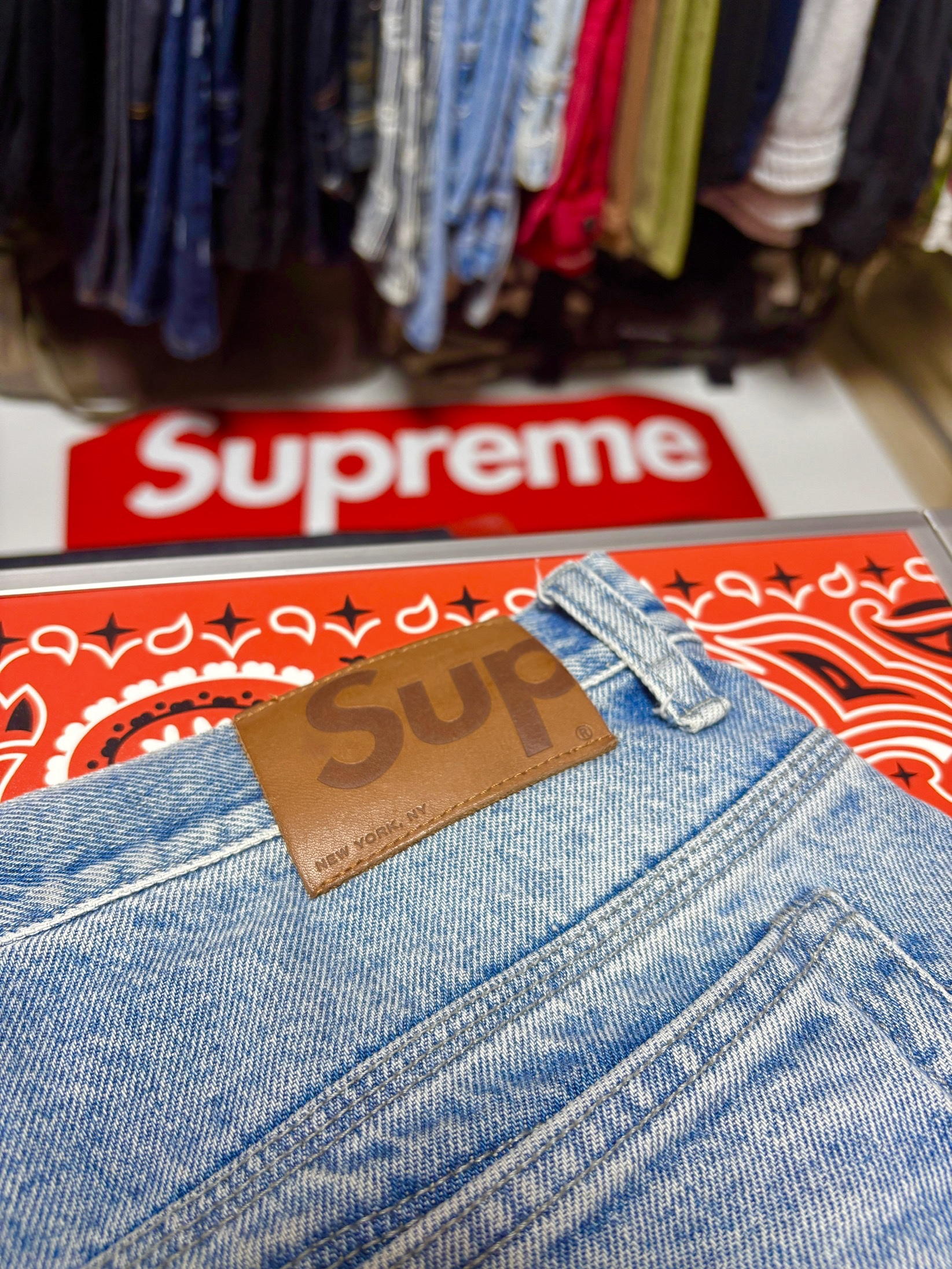 Supreme S Logo Loose Fit Jean Washed Blue - 24SS, Supreme Rigid Baggy Selvedge Jean Rigid Indigo - 25SS 착용 스타일 - 2