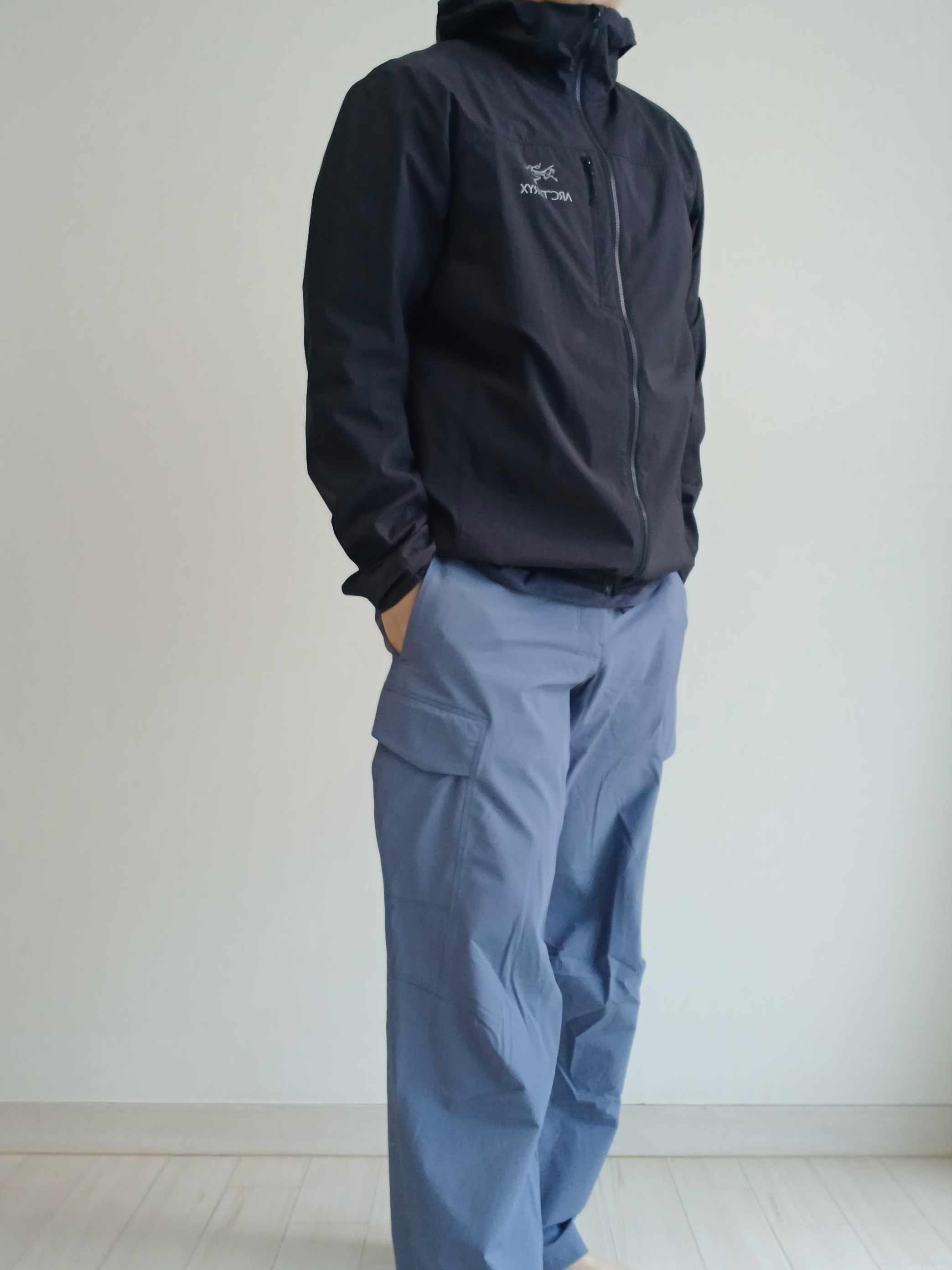 Arc'teryx Rampart Pants Stratus, Arc'teryx Cormac Logo SS T-Shirt Black Sapphire Heather 착용 스타일 - 1