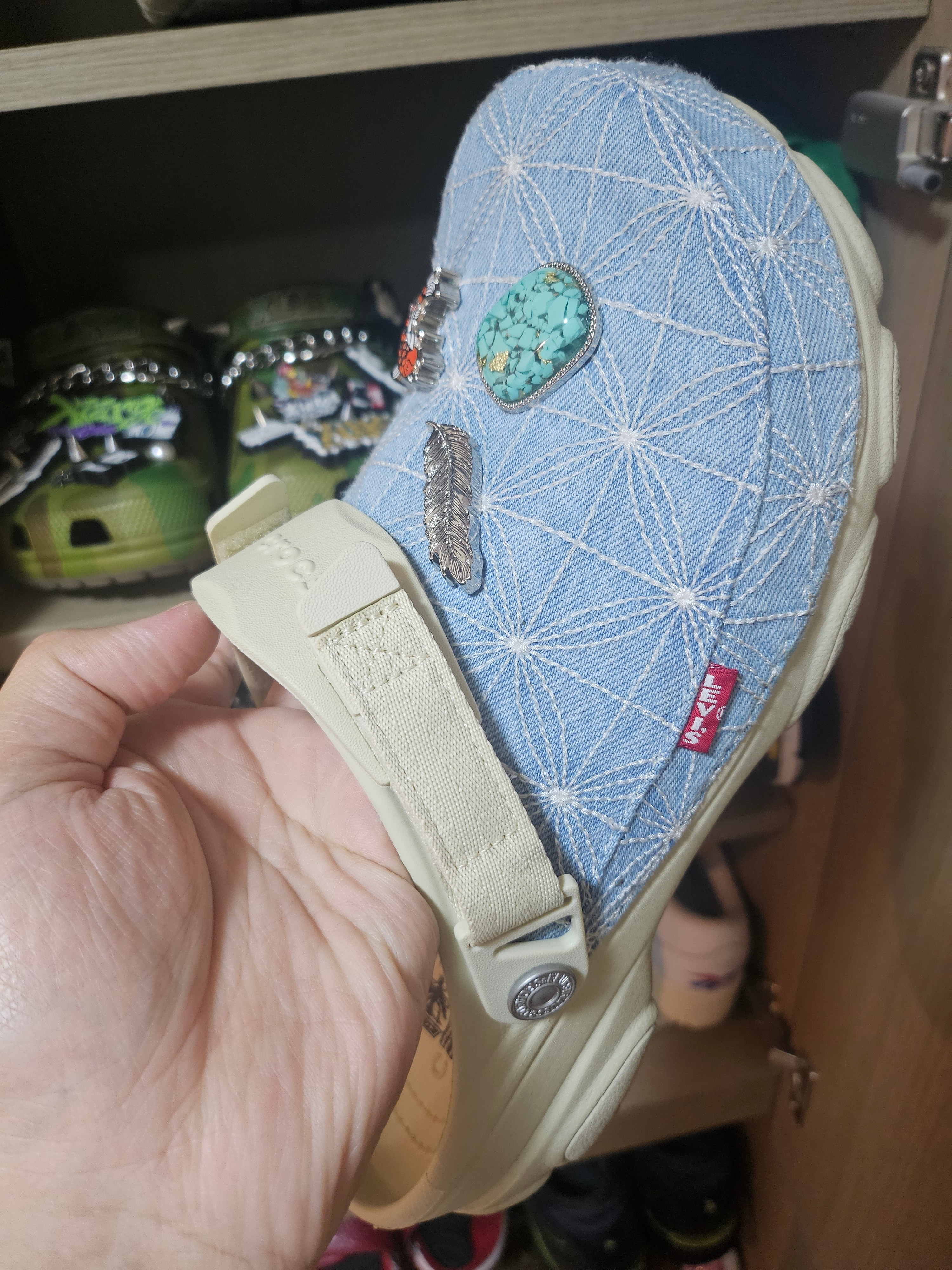 Crocs x Levi's All Terrain Clog Bone Blue 착용 스타일