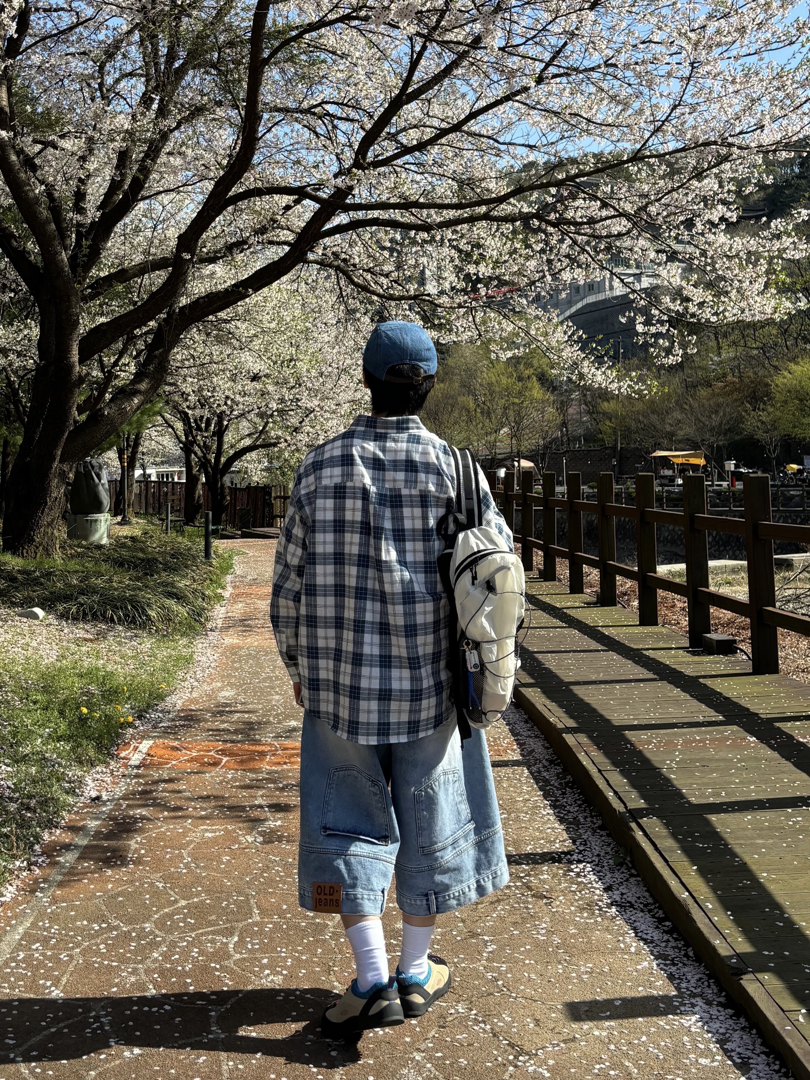 Supreme Washed Chino Twill Camp Cap Denim - 24FW, Keen Jasper Rocks SP Sneakers Beige 착용 스타일 - 6
