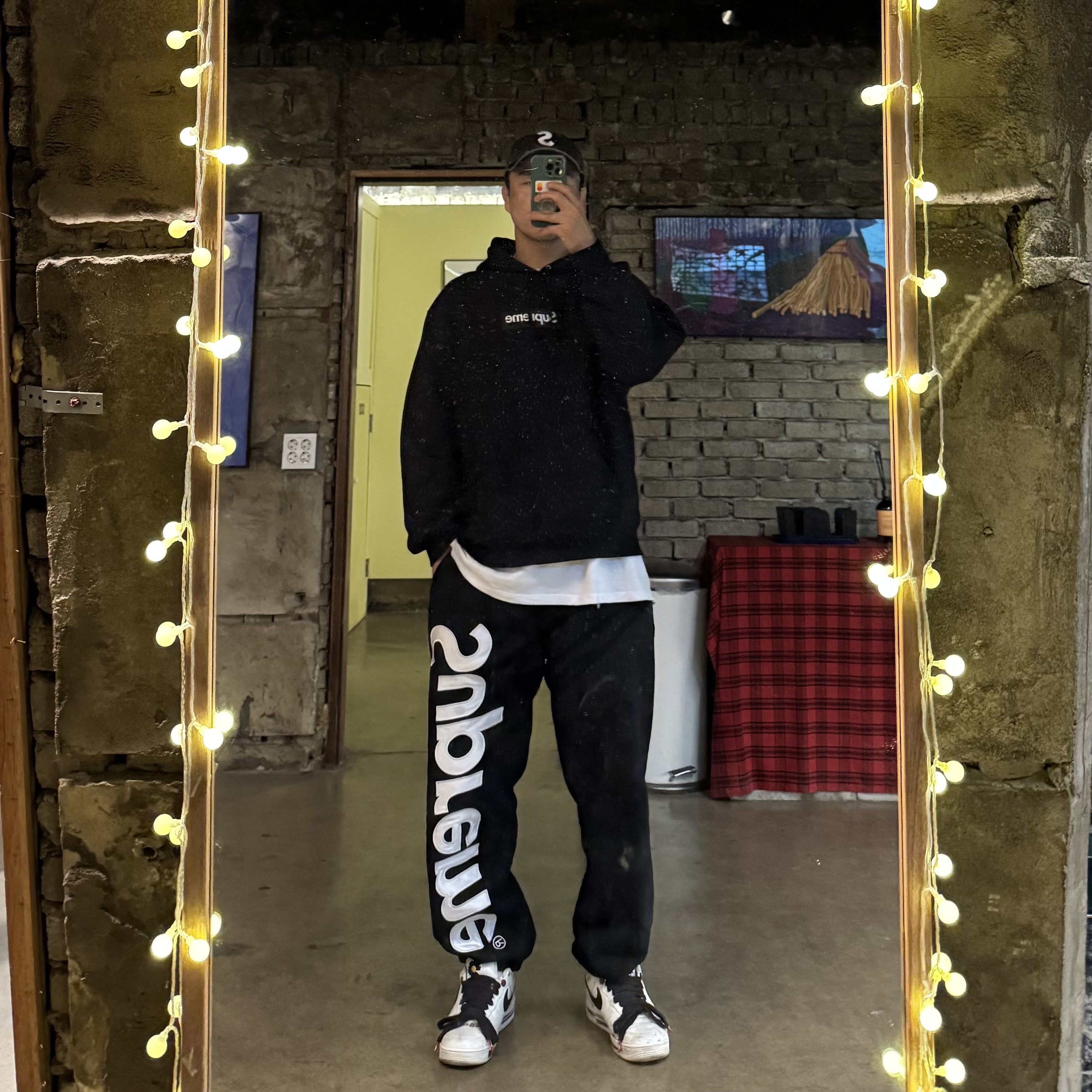 Supreme Loose Fit S/S Denim Painter Shirt Washed Blue - 24SS, Nike x Peaceminusone Air Force 1 Low Para-Noise 3.0 Black and Multicolor 착용 스타일 - 2