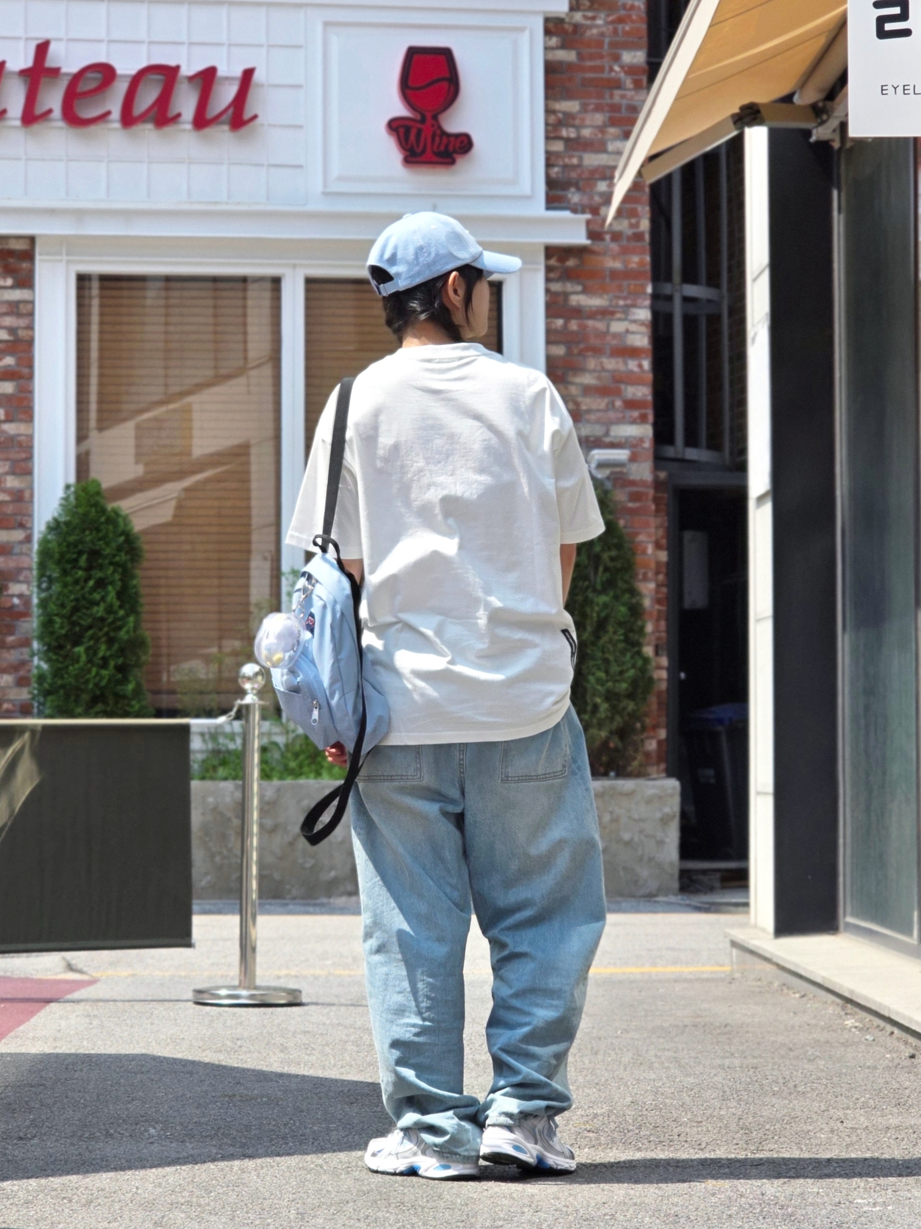 QT8 GARMENTS Cat of Liberty Tee Ivory, Jansport Half Pint Mini Backpack Blue Dusk 착용 스타일 - 2