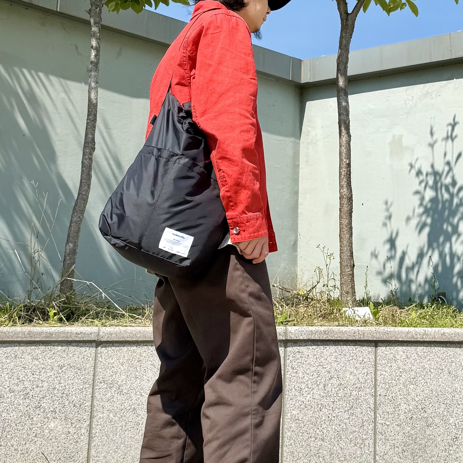 Index&Co. Gadget Shopper Bag Black 착용 스타일