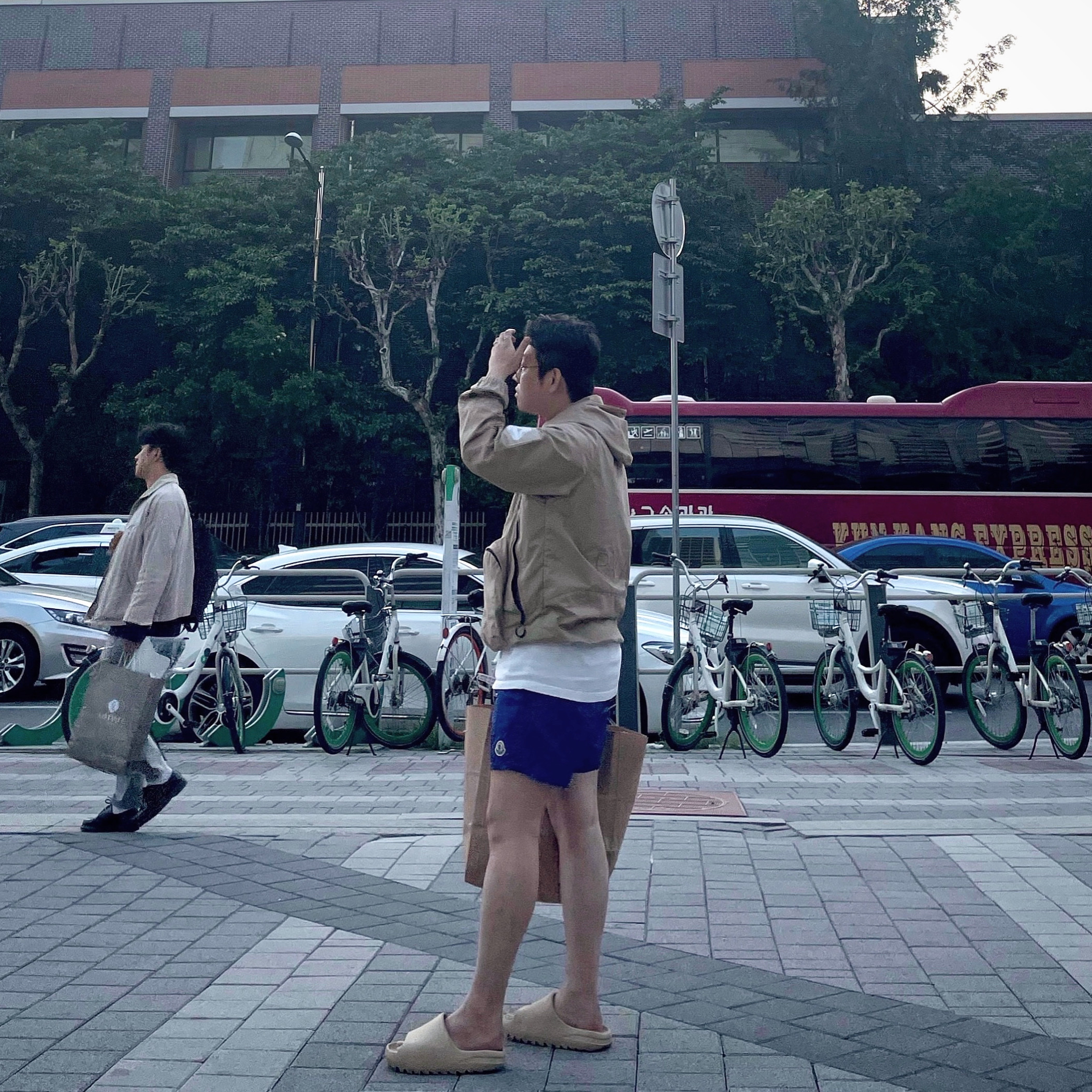Palace Cell Net Jacket Beige - 20FW, Moncler Logo Patch Swim Shorts Blue - 24SS 착용 스타일