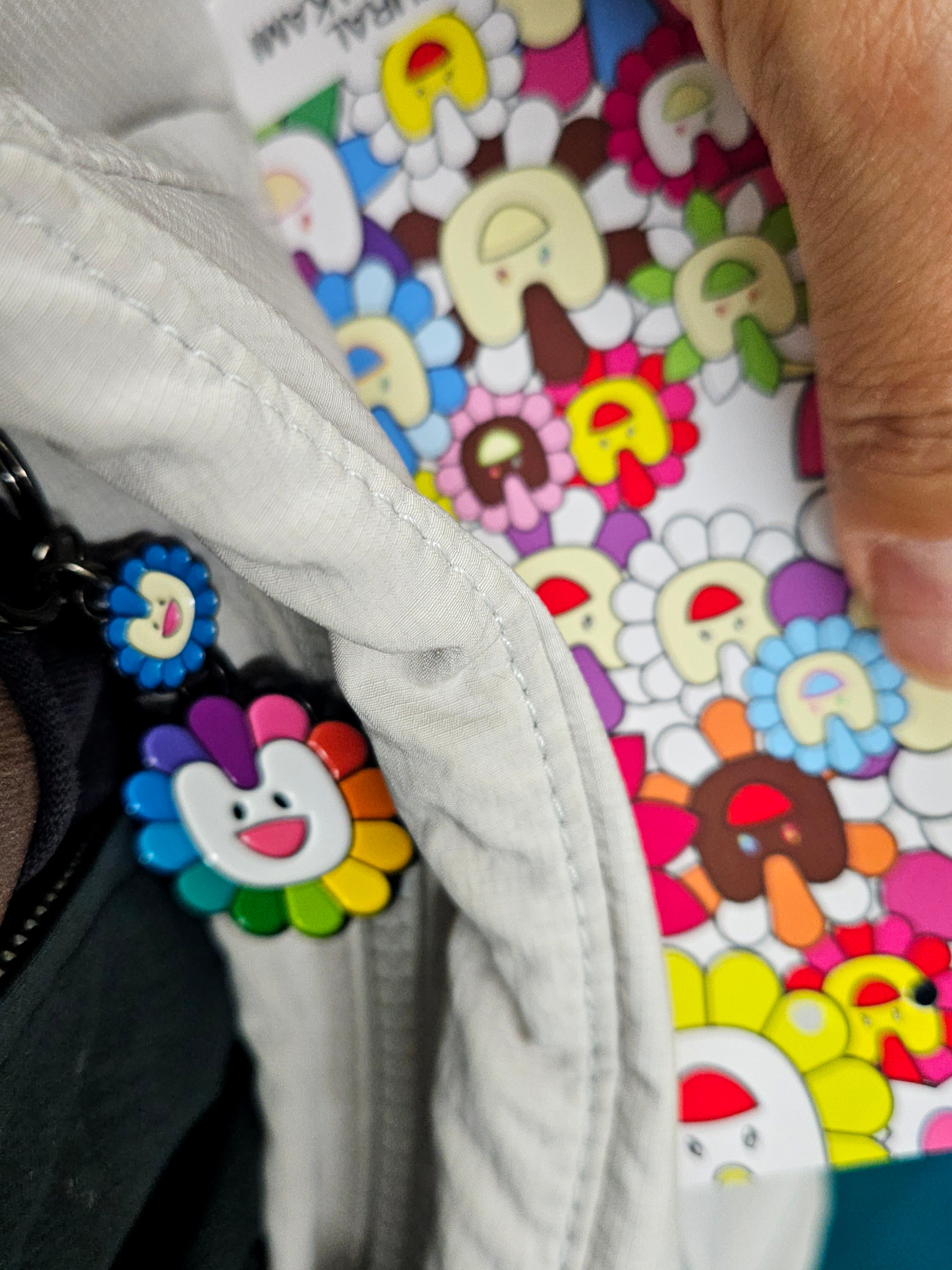 NewJeans x Murakami Metal Keyring Flower, Bearbrick Series 48 Sealed Case 100% (24 Blind Boxes) 착용 스타일 - 4
