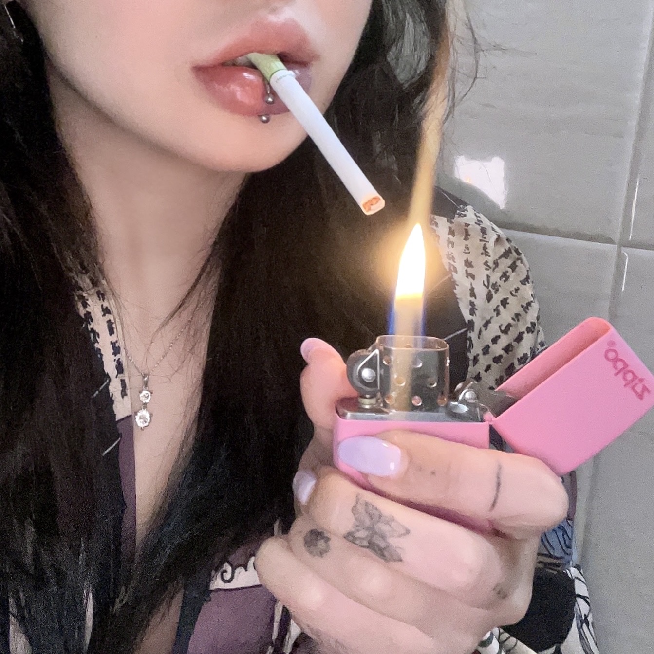 Zippo Classic Matte Logo Lighter Pink 착용 스타일 - 2