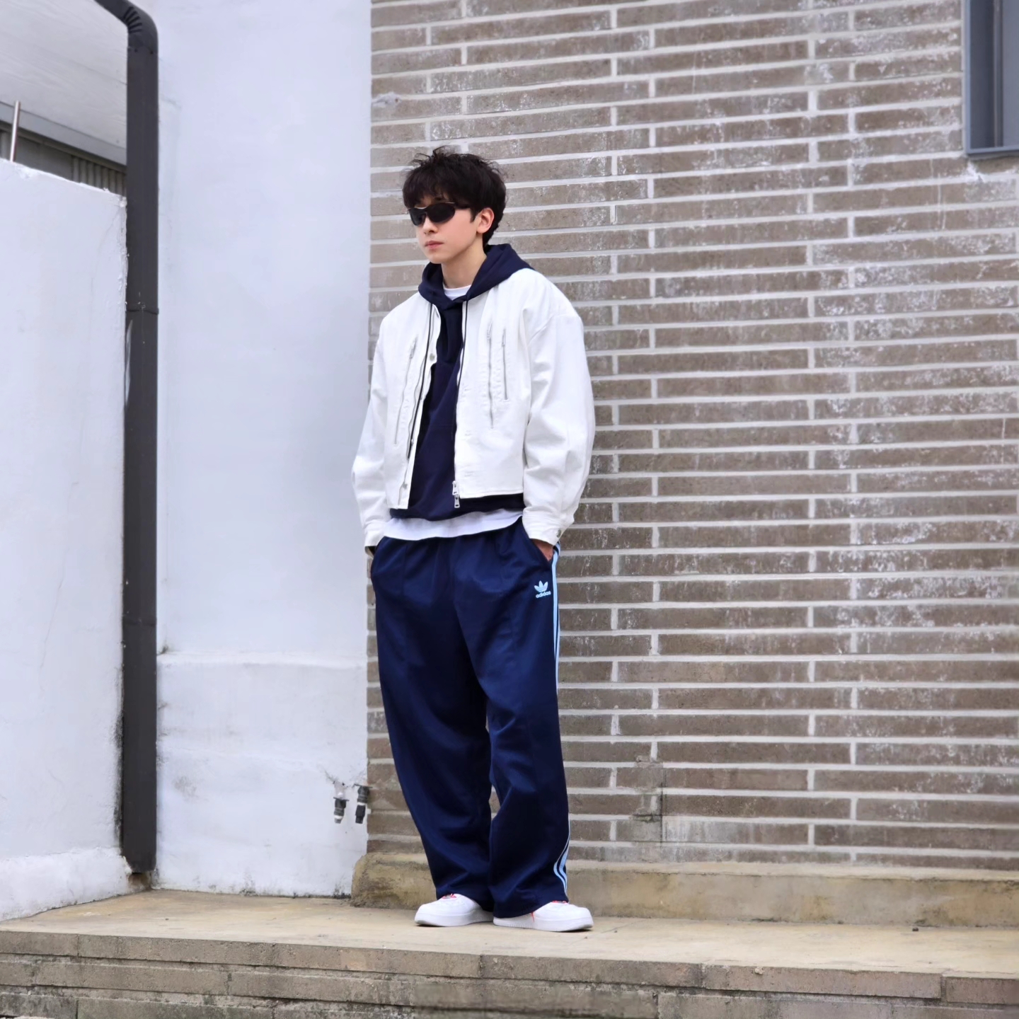 Adidas Adicolor Baggy Fit Firebird Track Pants Night Indigo - KR Sizing, Adidas Adicolor Baggy Fit Firebird Track Pants Night Indigo - US Sizing 착용 스타일 - 1