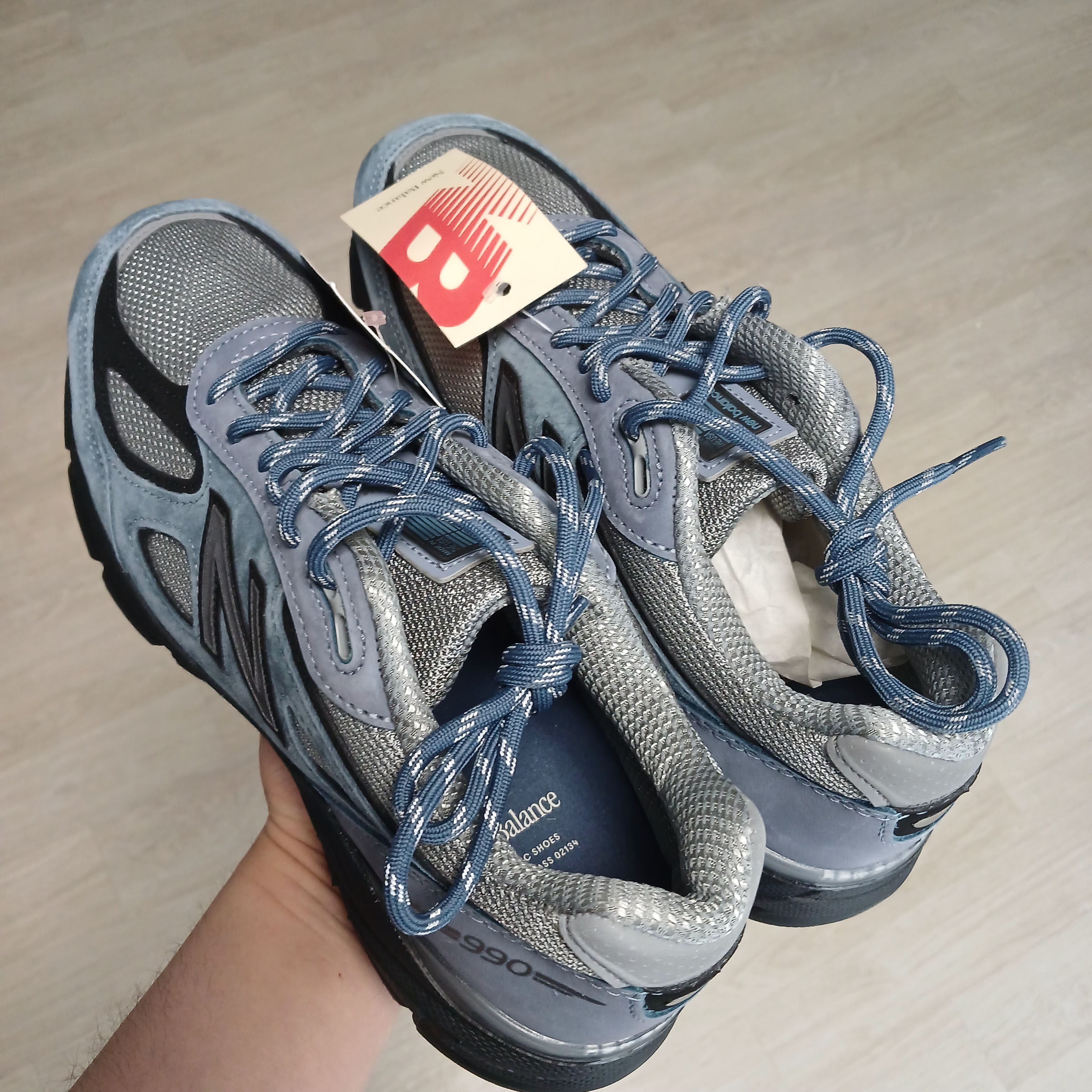 New Balance 990v4 Made in USA Arctic Grey 착용 스타일 - 1