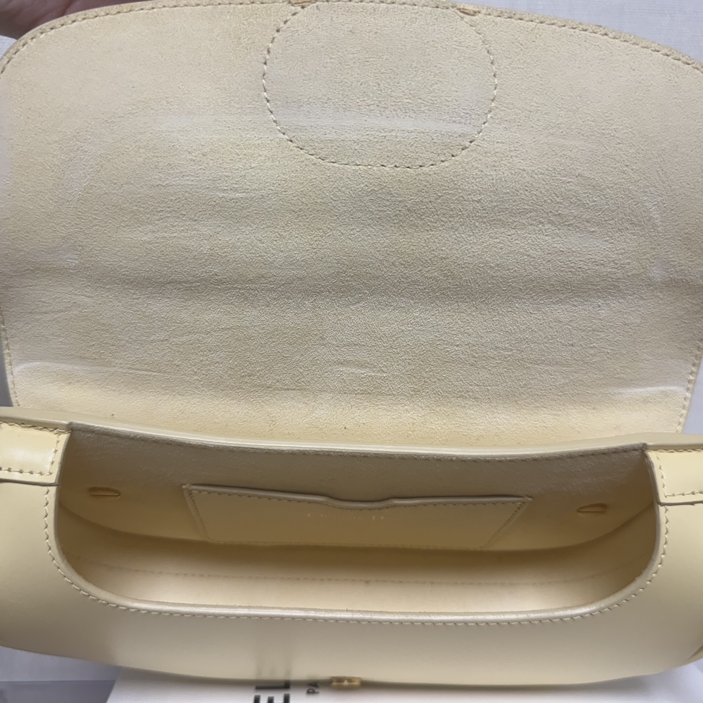 Dior Bobby East-West Bag Box Calfskin Pale Yellow Gold 착용 스타일 - 4