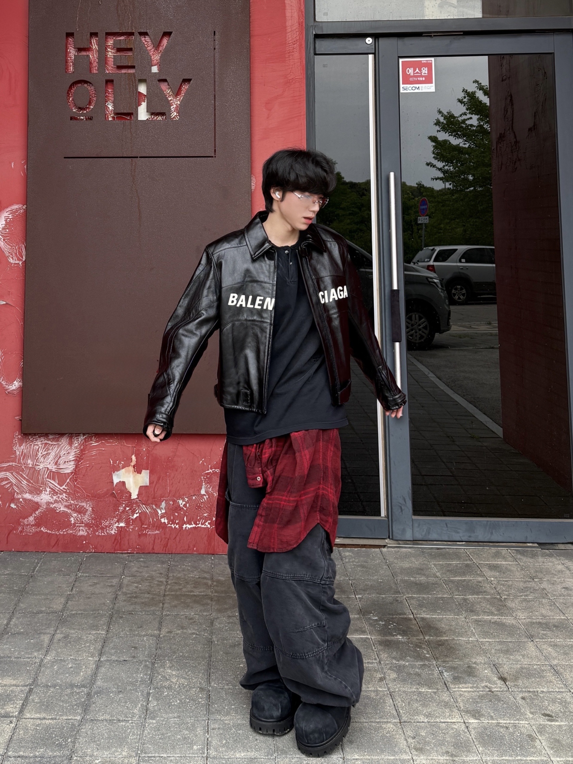 Kamien x MJD Double Hole Belt Black Shearling Calfskin, Balenciaga Stomper Bootie Black 착용 스타일 - 3