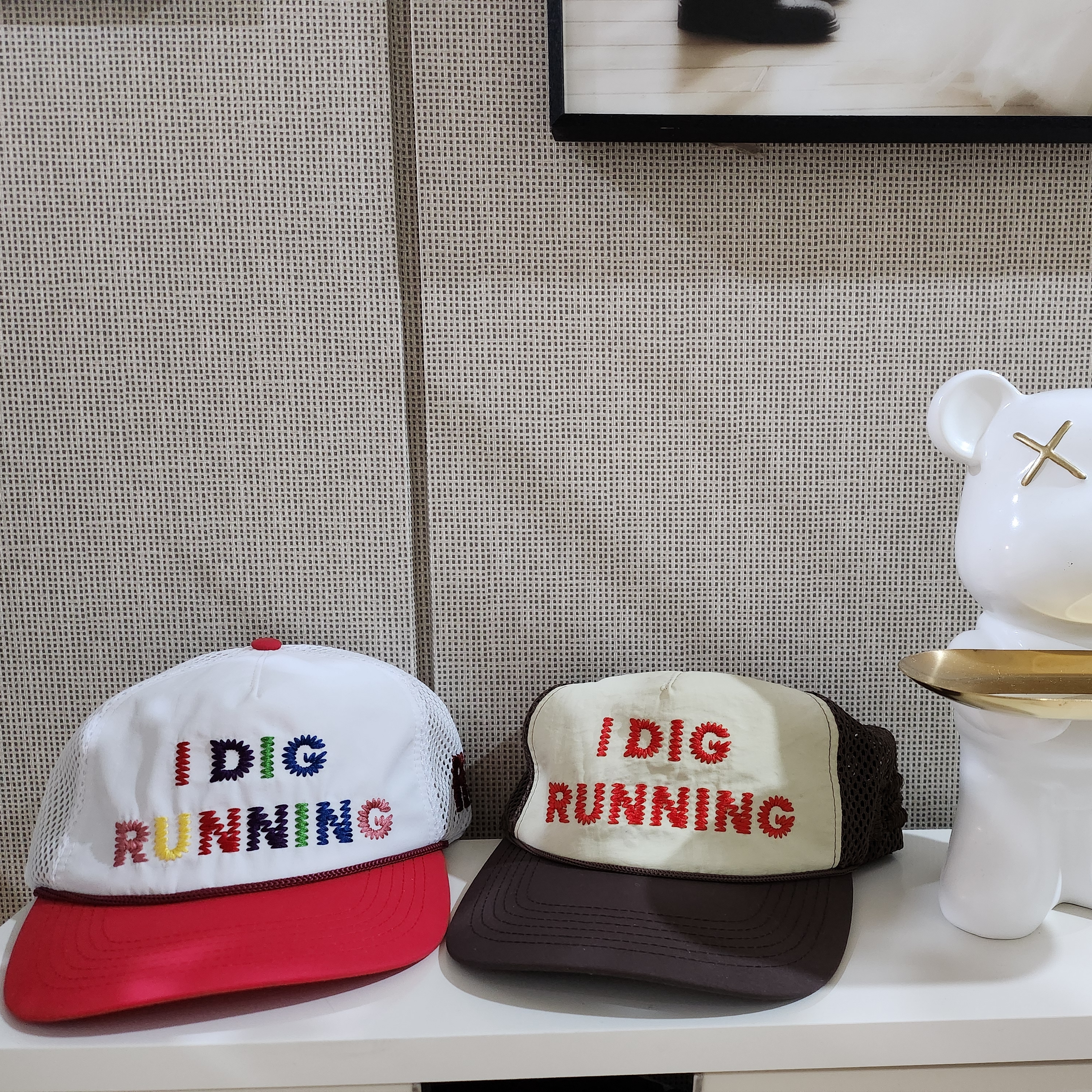 Alex Zono I Dig Running Trucker Hat OG Brown, Stussy Vidal Sunglasses Black Amber Lens 착용 스타일 - 2